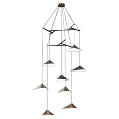 Lampadario verticale Emily V8 in acciaio con finitura in bronzo scuro by MOSS Objects