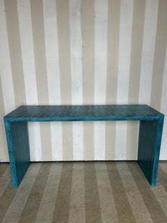 Tavolo da console a cascata Emily di Fabulous Things in Faux Boi blu assoluto