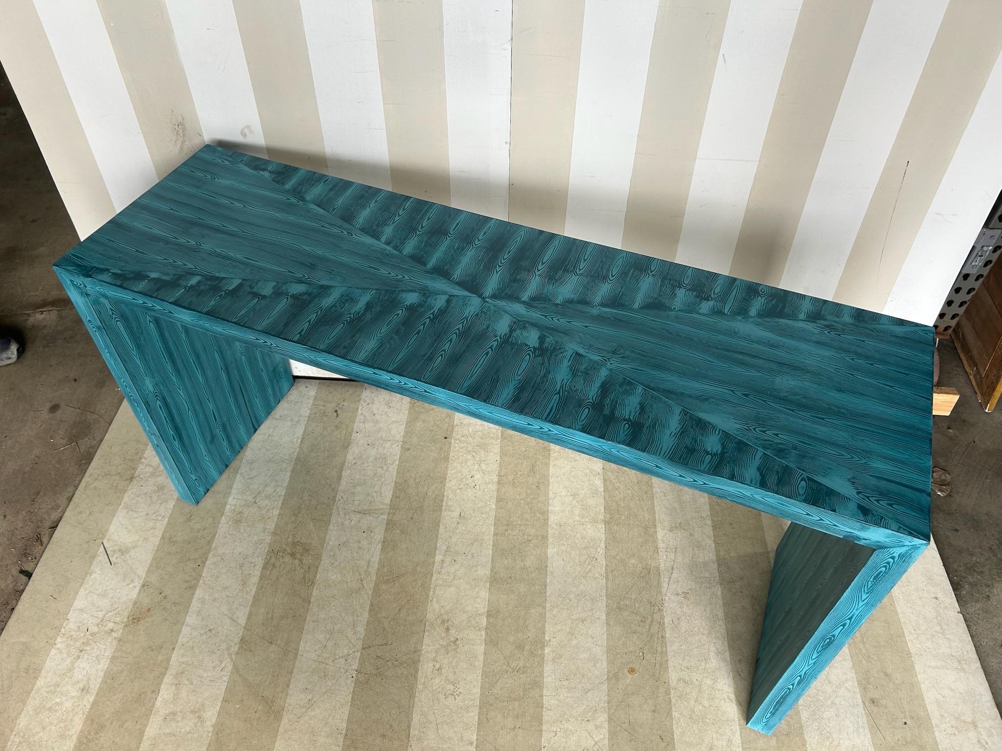 Tavolo da console a cascata Emily di Fabulous Things in Faux Boi blu assoluto In condizioni Nuovo in vendita a Richmond, VA