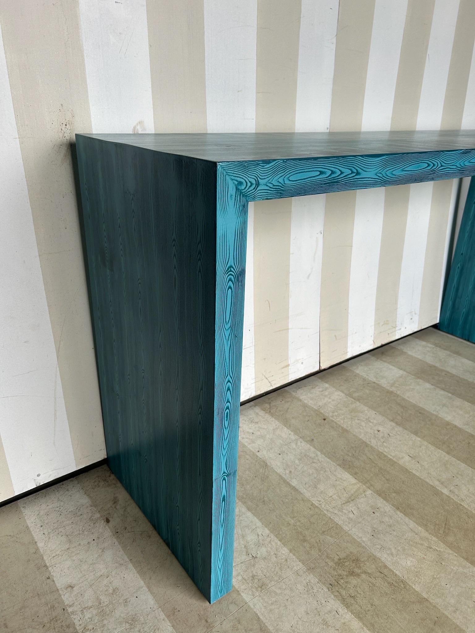 XXI secolo e contemporaneo Tavolo da console a cascata Emily di Fabulous Things in Faux Boi blu assoluto in vendita