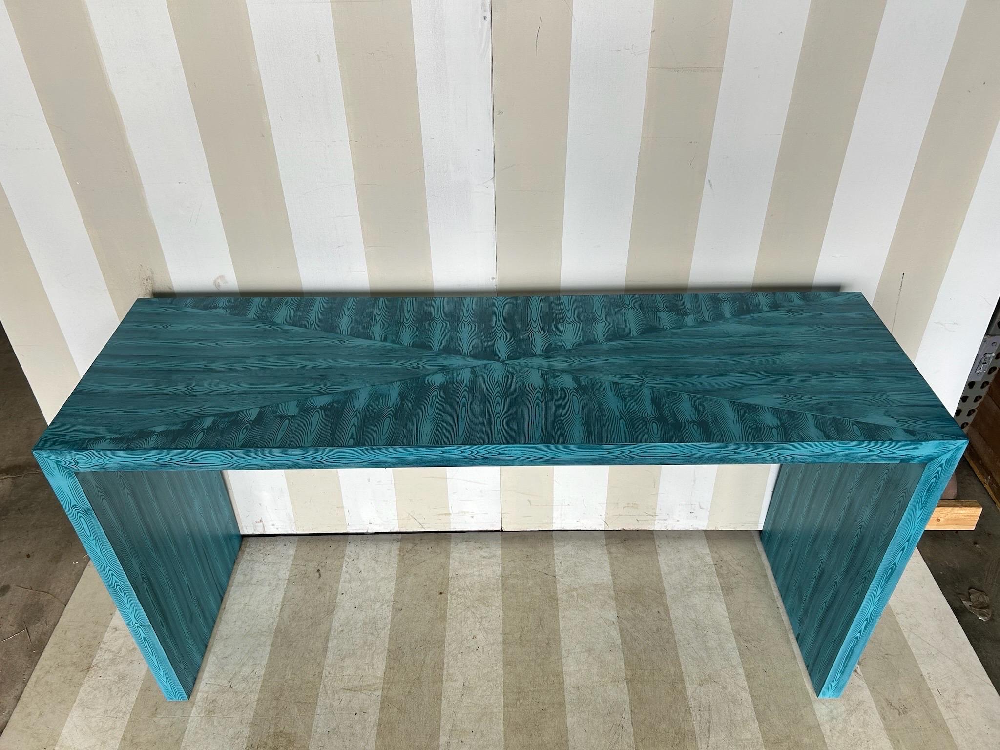 Legno Tavolo da console a cascata Emily di Fabulous Things in Faux Boi blu assoluto in vendita