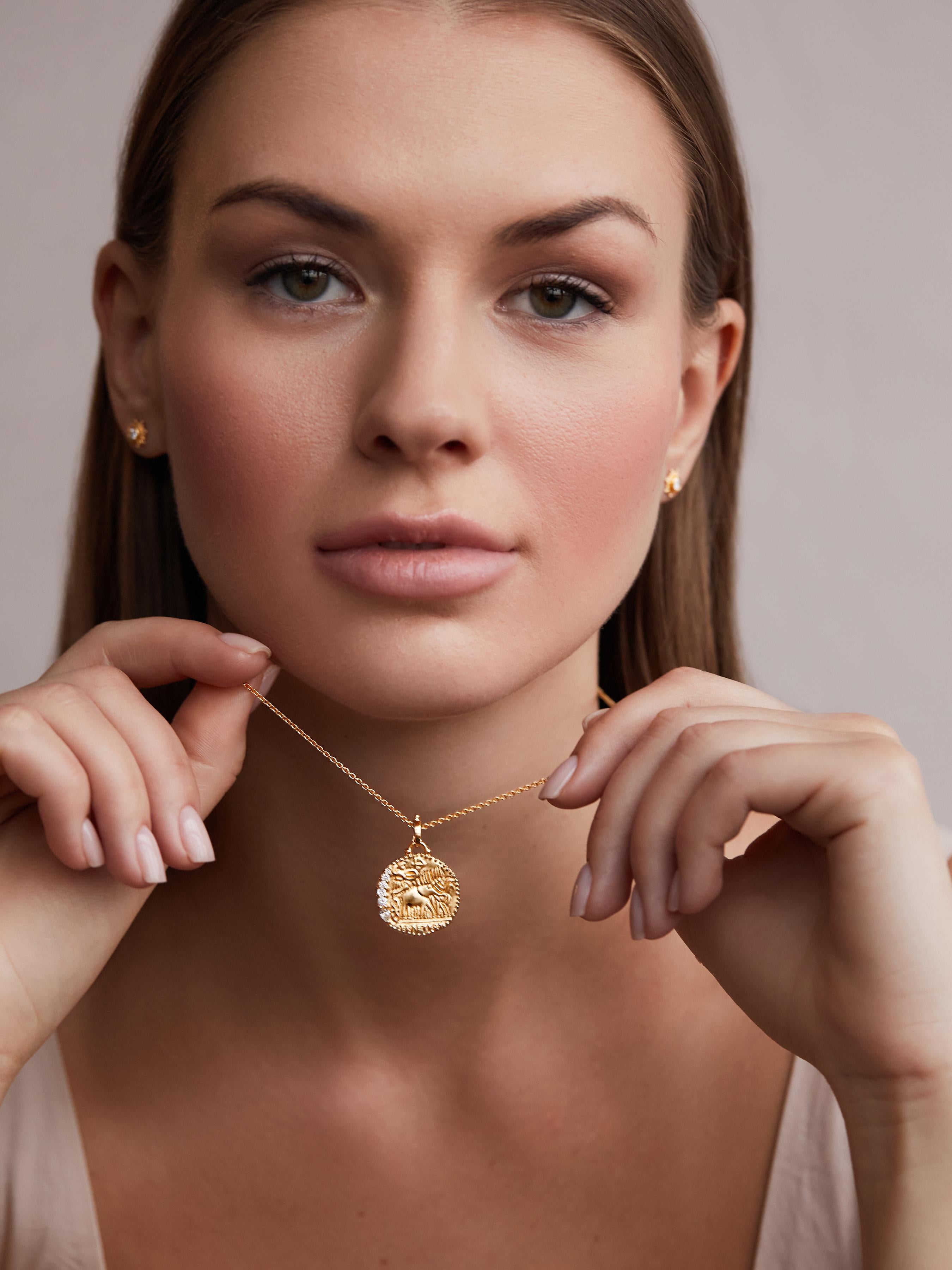 kaitlan collins gold medallion necklace meaning