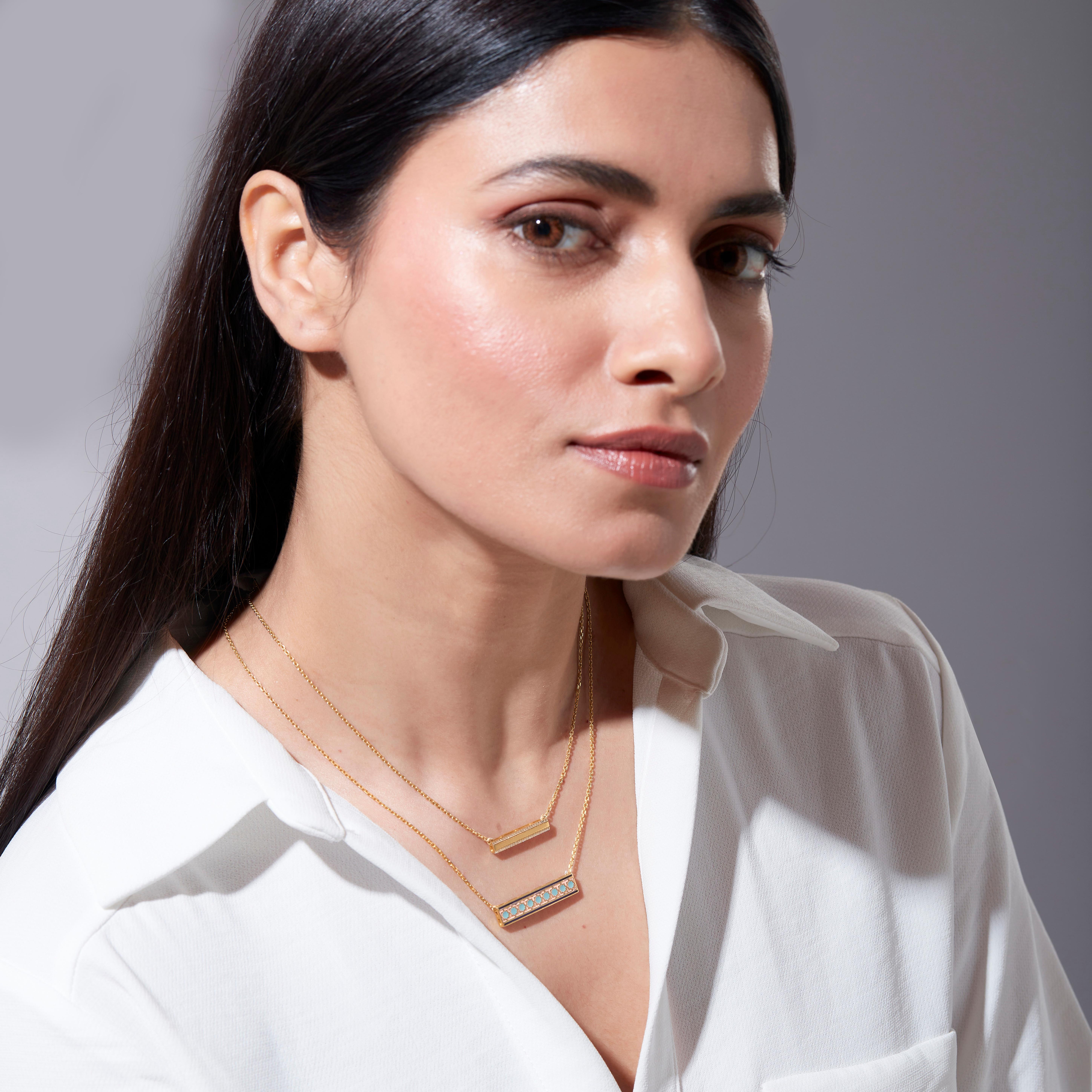 SOHNAA Pendentif double chaîne Miraas Emira à barre horizontale en or 18 carats, diamants et émail Neuf - En vente à Surat, IN