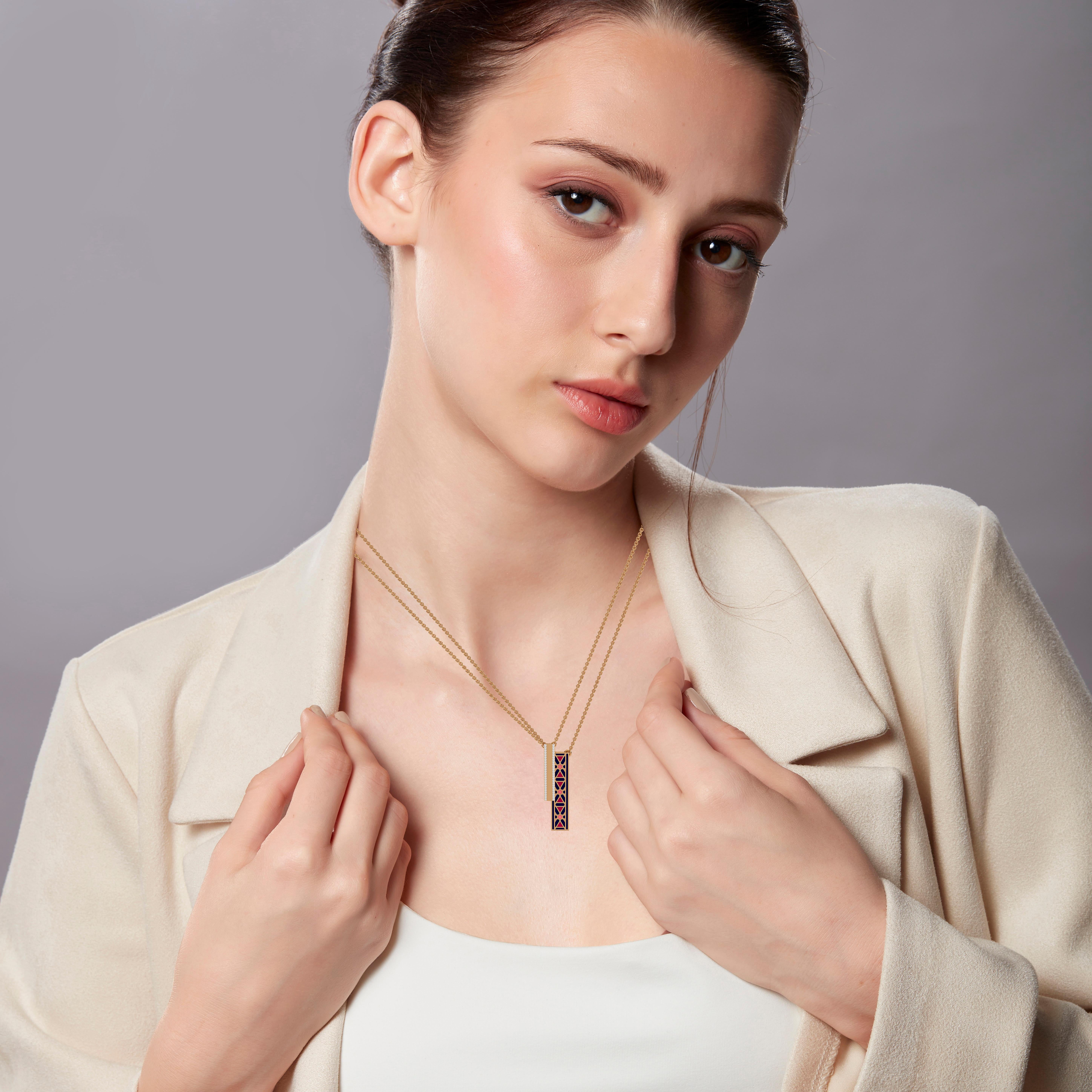SOHNAA Colgante de oro de 18 quilates con esmalte de diamantes Miraas Emira Barra vertical de doble cadena en Nuevo estado para la venta en Surat, IN