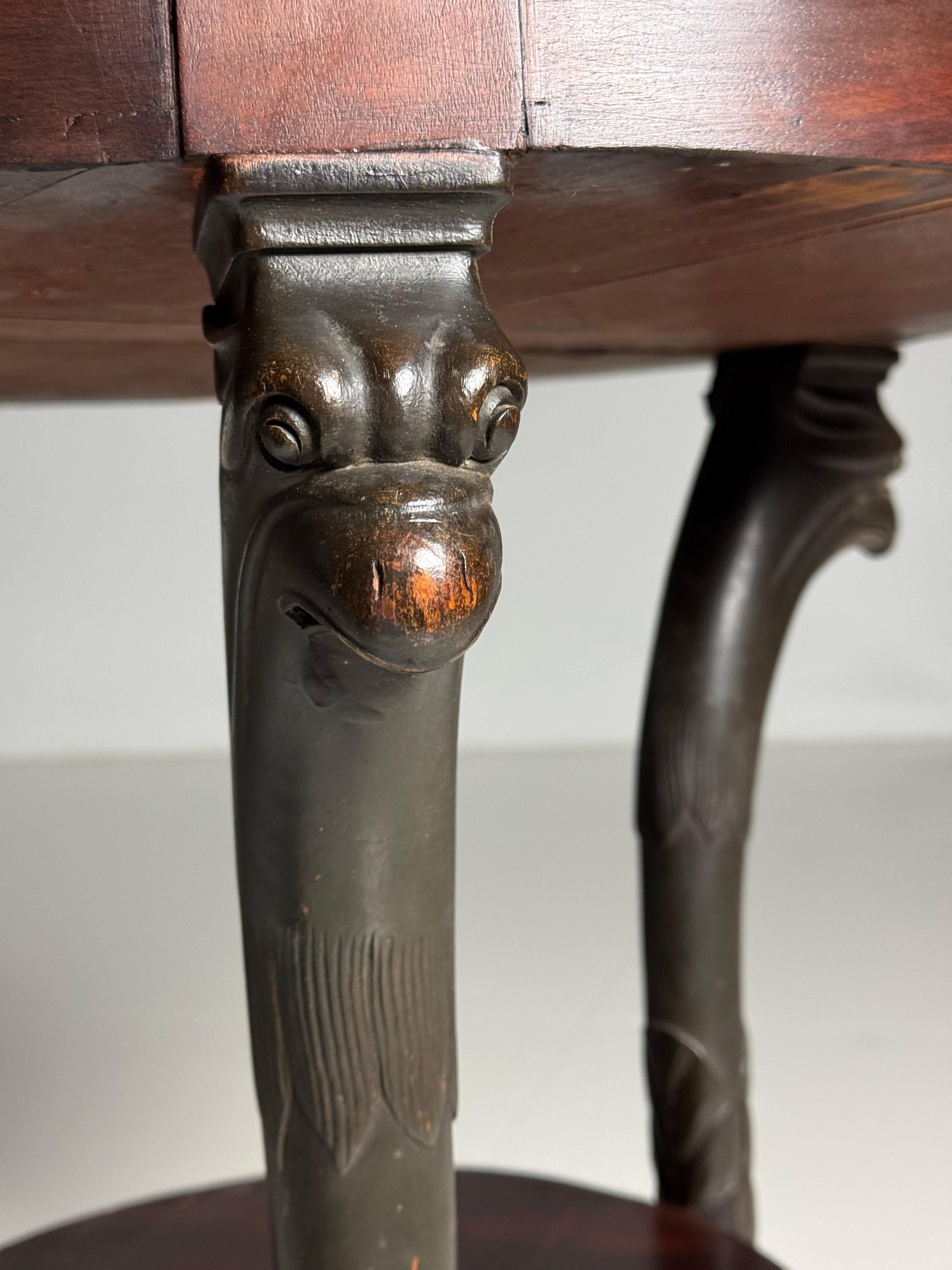 Table tripode Emire avec têtes Griffin en vente 7