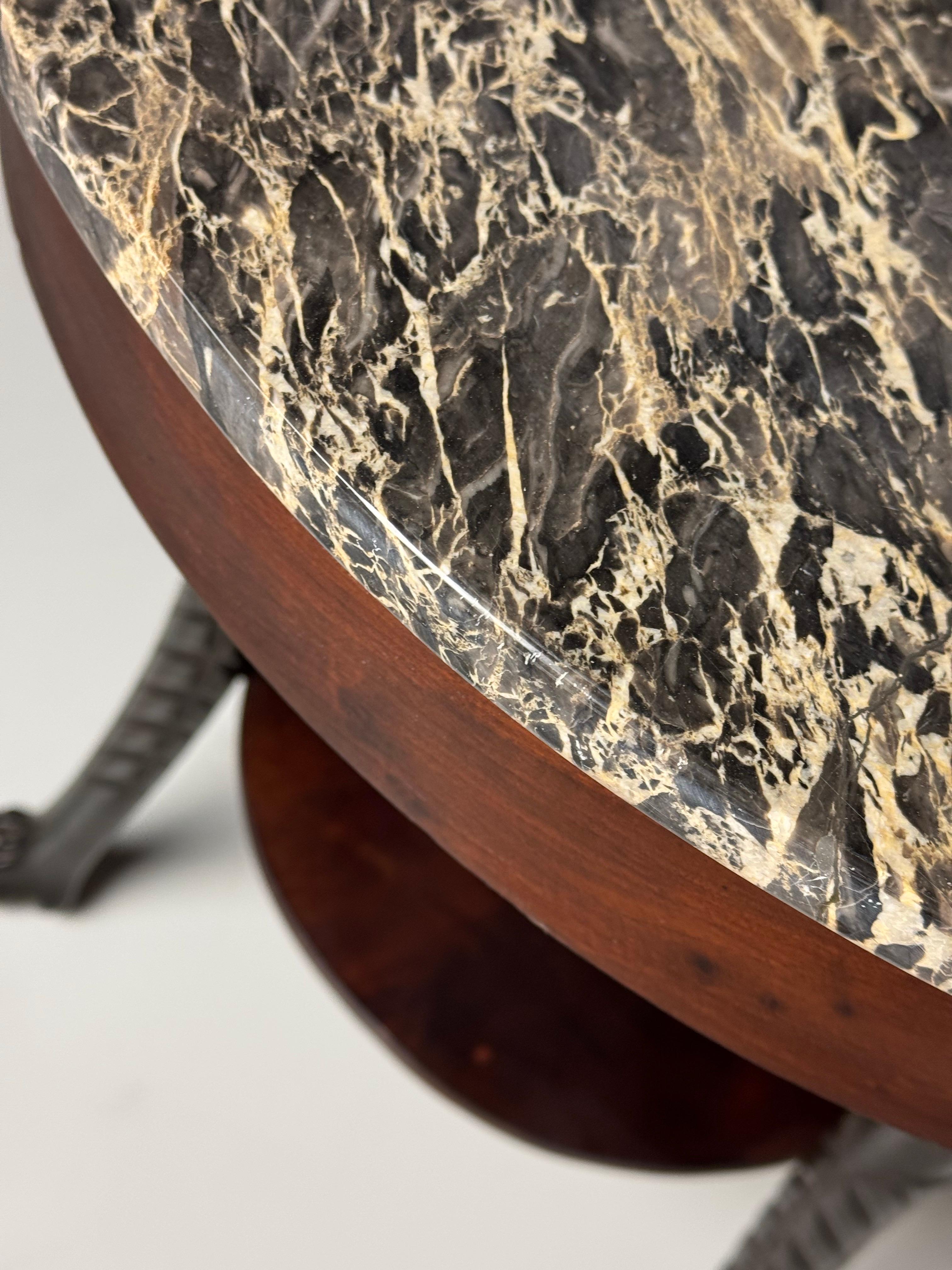 Guéridon / table d'appoint Empire du début du 19e siècle. Directoire - époque de l'Empire. Placage d'acajou, plateau de marbre. Pieds en acajou massif avec têtes de griffon et pieds de lion. Dans l'ensemble en bon état, le plateau en marbre a une