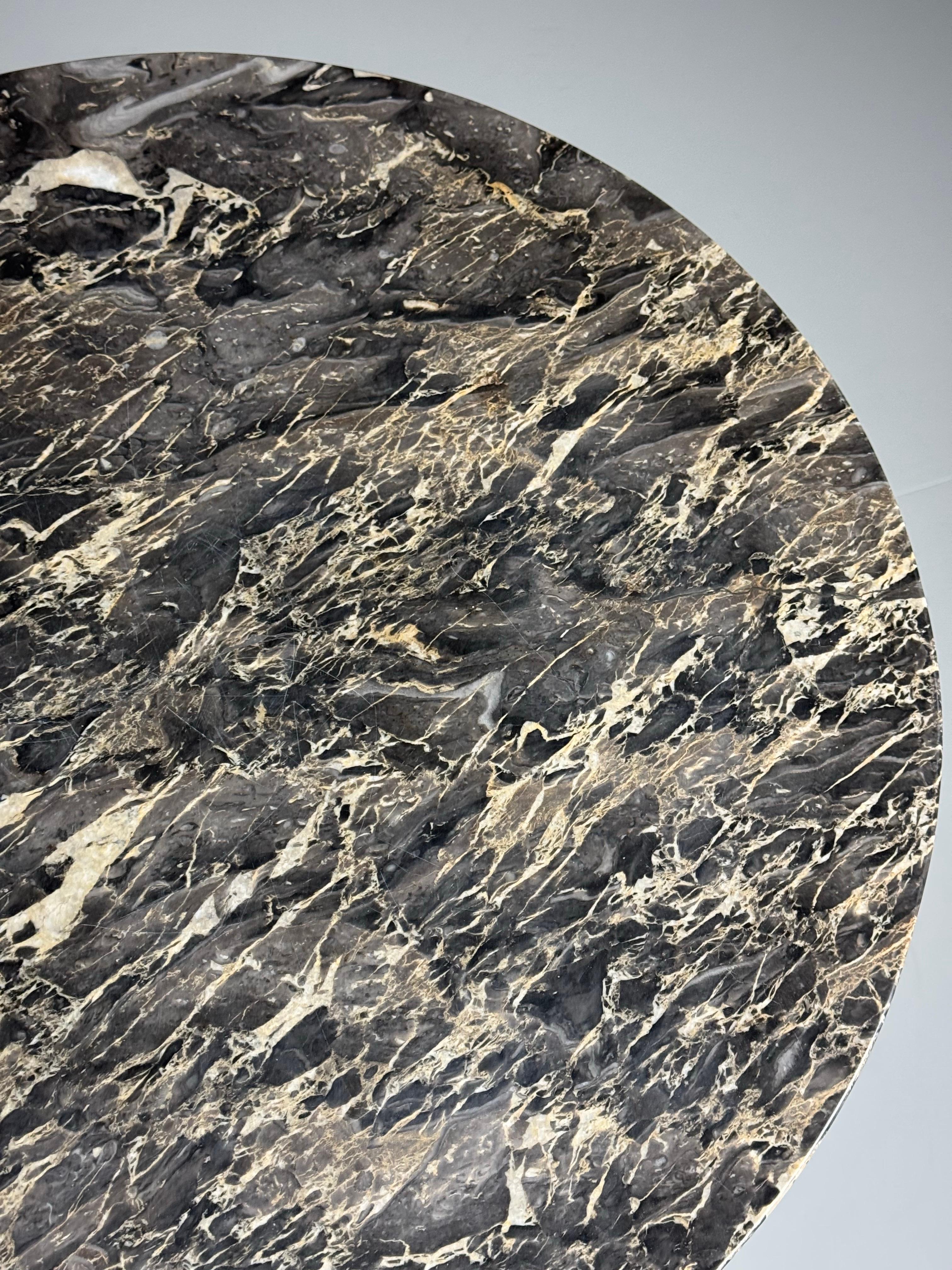 XIXe siècle Table tripode Emire avec têtes Griffin en vente