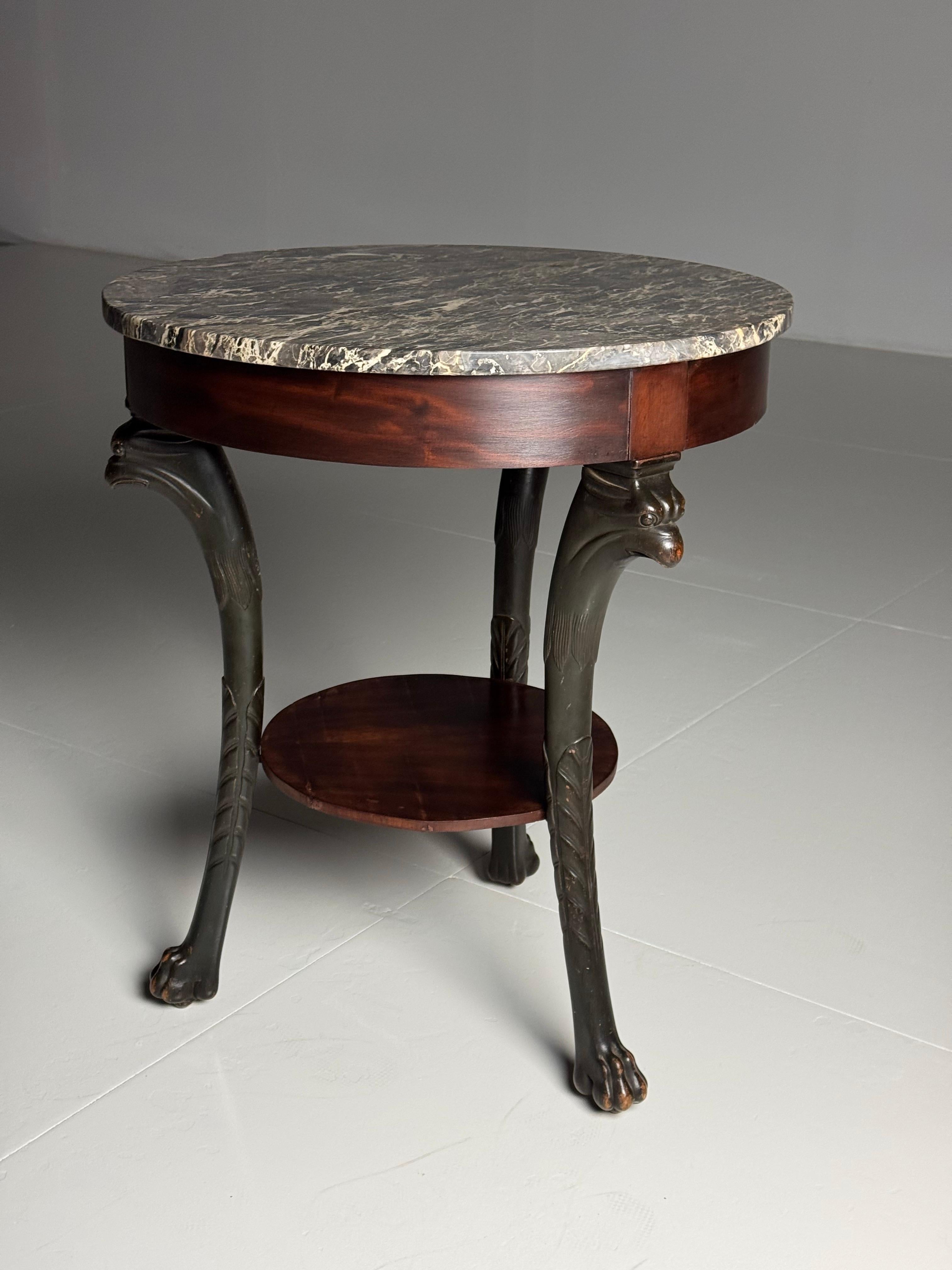 Marbre Table tripode Emire avec têtes Griffin en vente