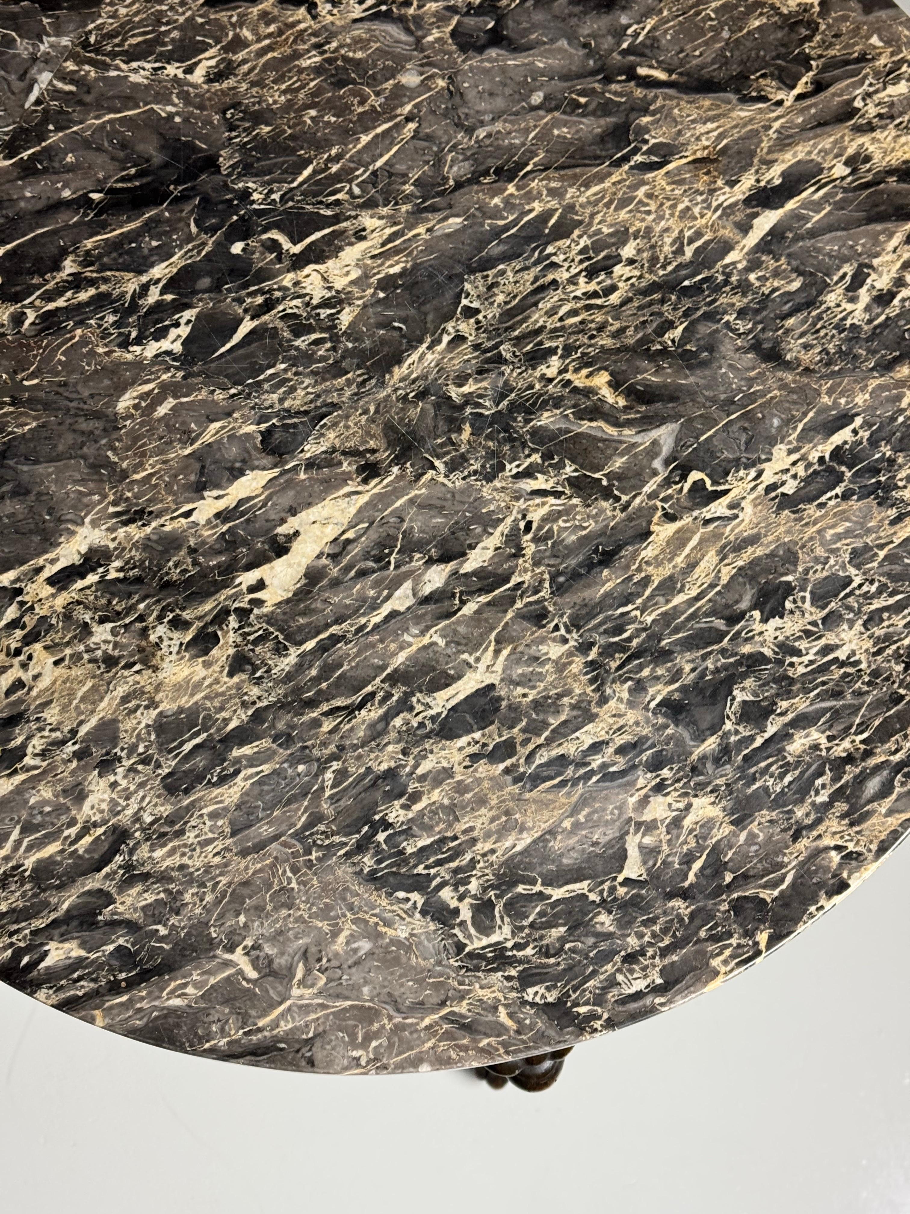Table tripode Emire avec têtes Griffin en vente 2