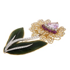 Emis Beros Broche fleur serpentine en or jaune 18 carats, kunzite, rubis et diamants