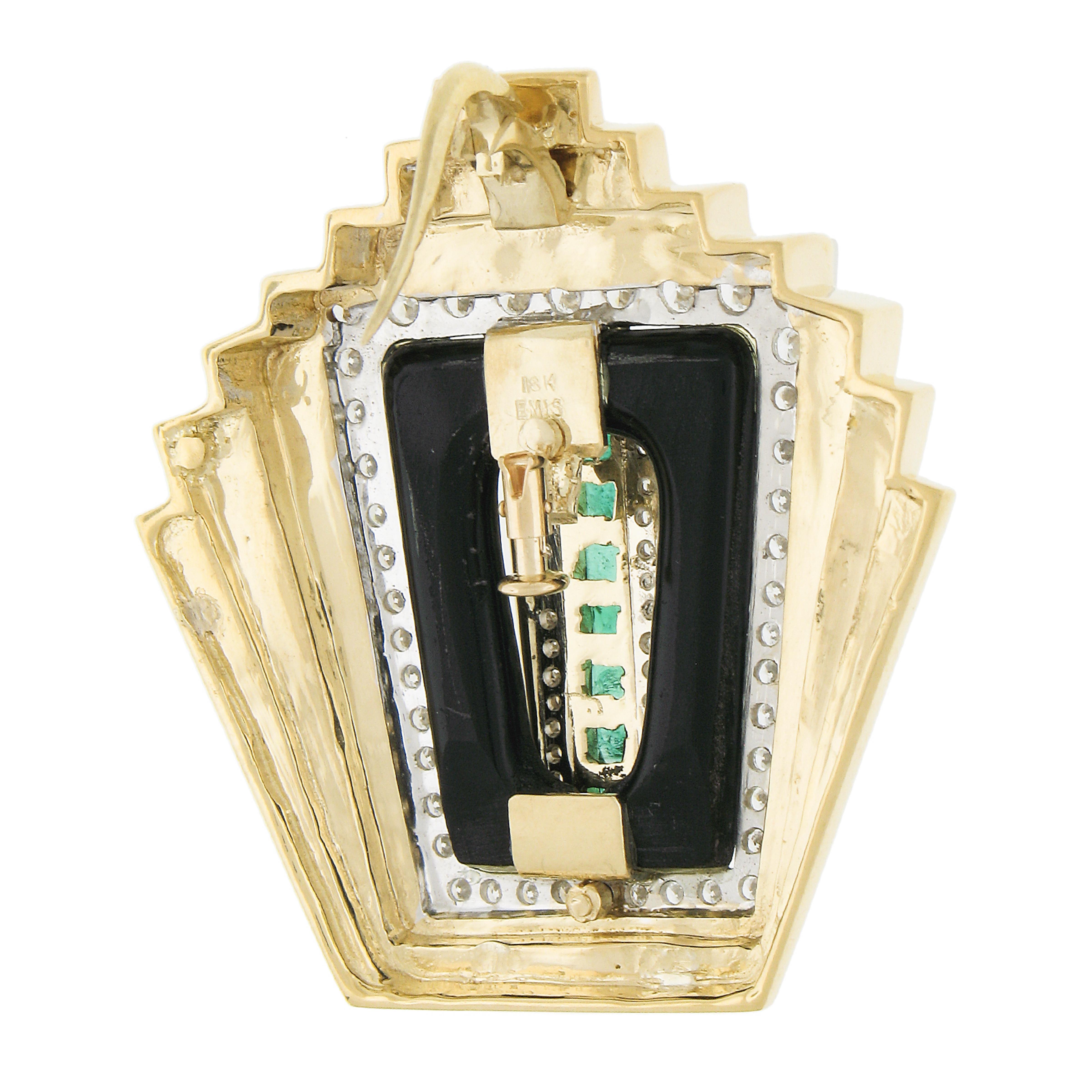 Emis Beros, ciondolo in oro 18 carati con diamanti e smeraldi, dal design svasato e in stile Deco. In condizioni ottime in vendita a Montclair, NJ