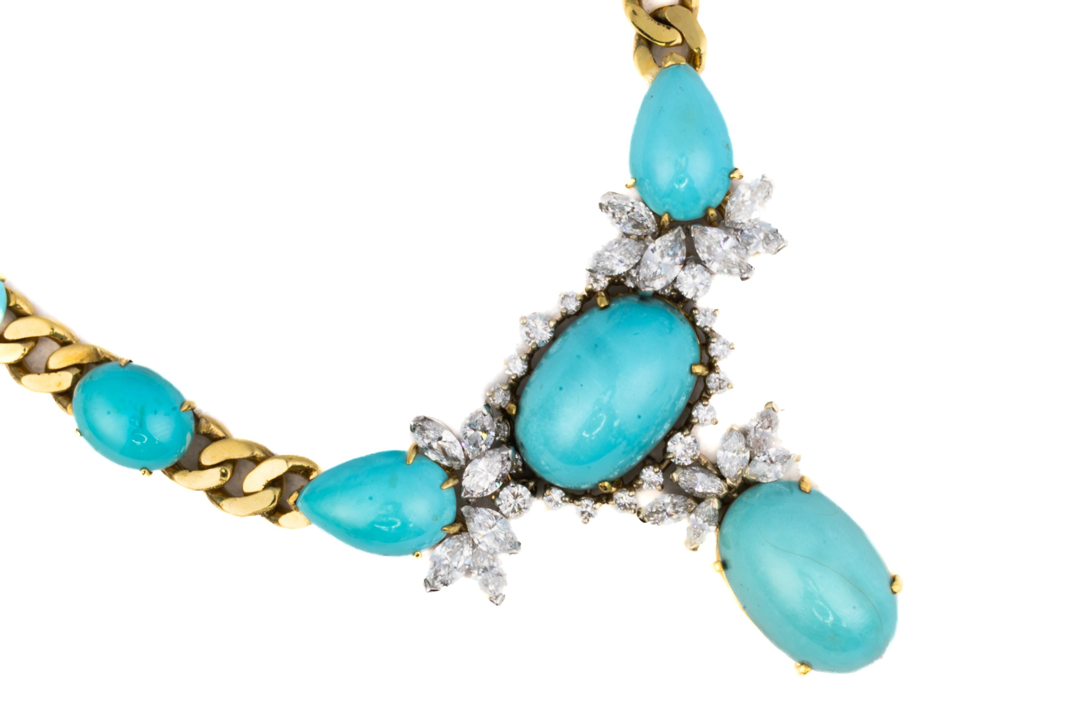 Collier Emis en turquoise et diamants

Description :
Ce collier au design saisissant signé Emis est composé de turquoises bleu-œuf vibrantes, espacées le long d'une chaîne à maillons polis. La goutte centrale est composée de trois cabochons de