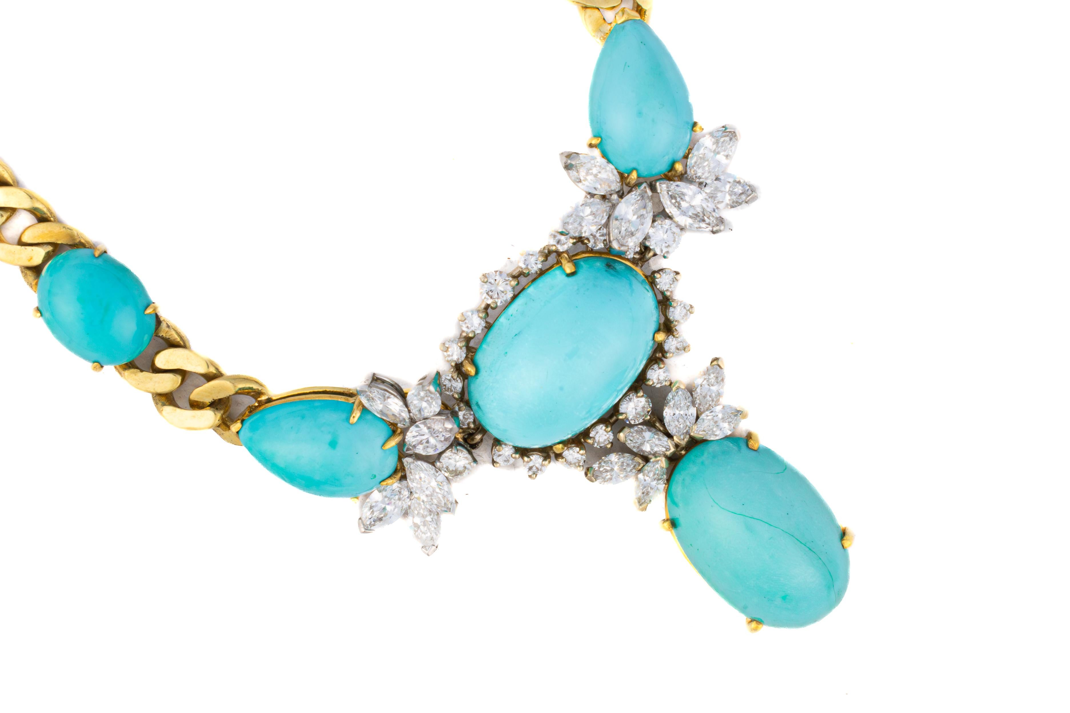 Collier Emis en turquoise et diamants

Description :
Ce collier au design saisissant signé Emis est composé de turquoises bleu-œuf vibrantes, espacées le long d'une chaîne à maillons polis. La goutte centrale est composée de trois cabochons de