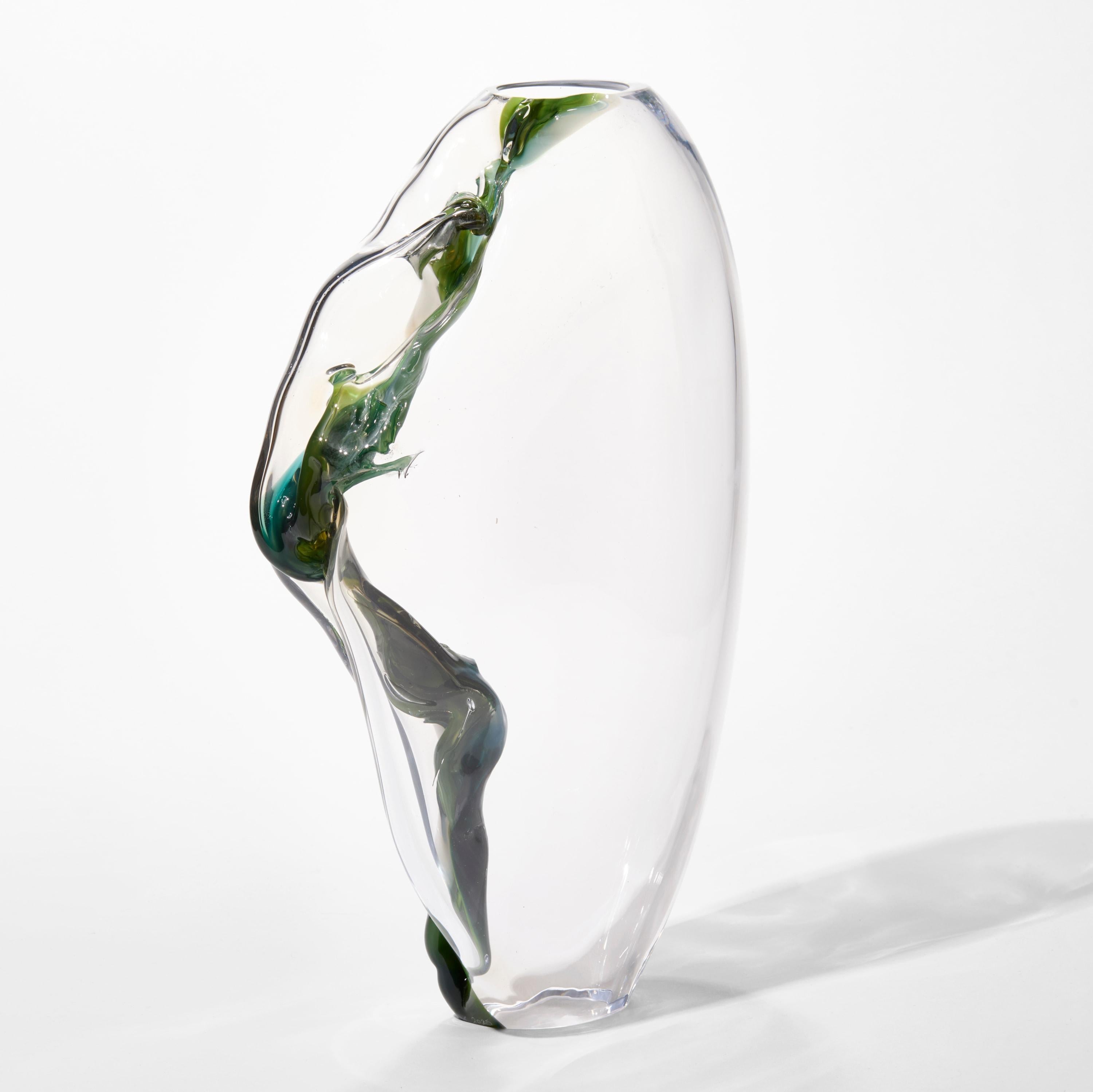 Organico moderno Emma Baker Titolo Distortion II, una scultura in vetro soffiato a mano verde, blu e trasparente in vendita