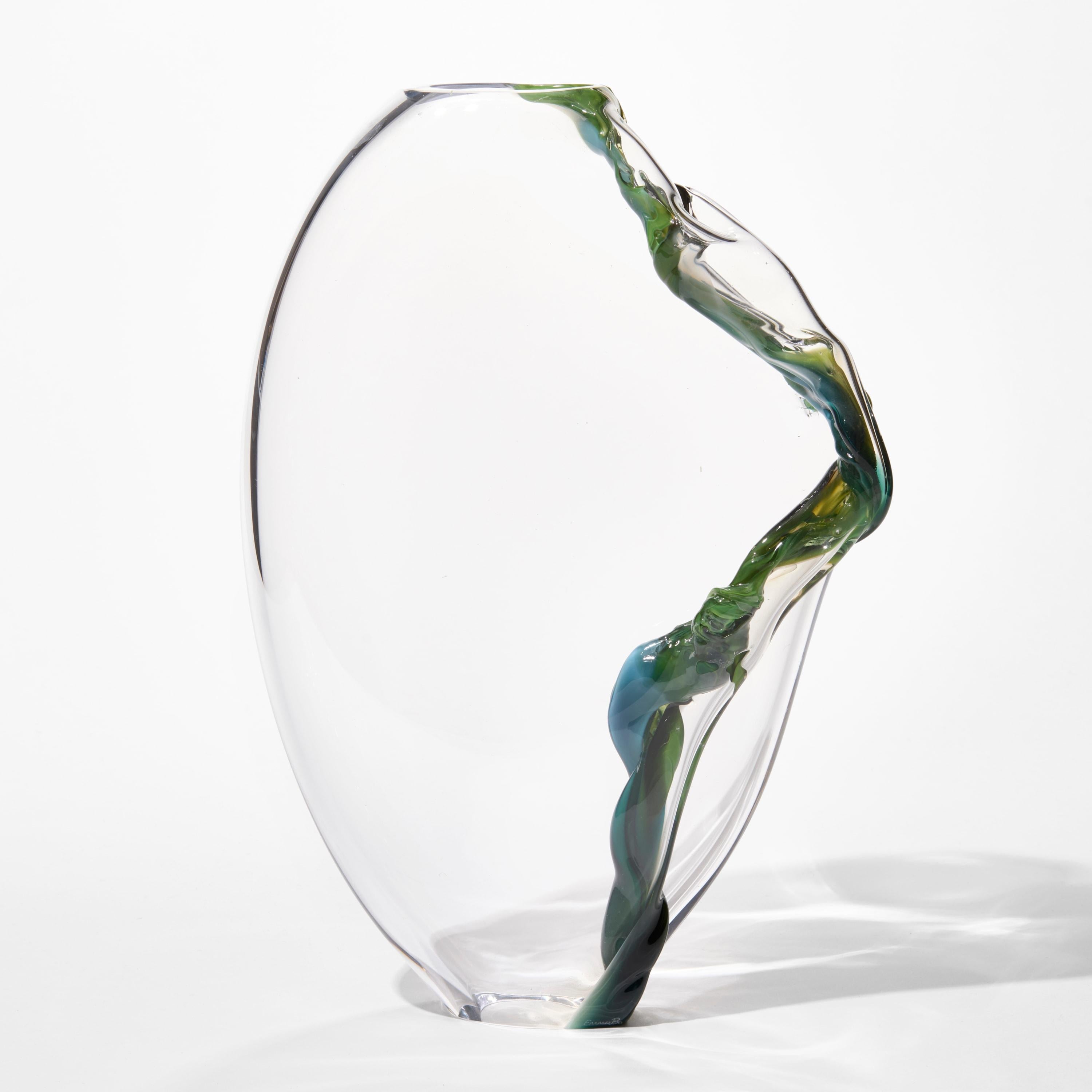 Britannico Emma Baker Titolo Distortion II, una scultura in vetro soffiato a mano verde, blu e trasparente in vendita