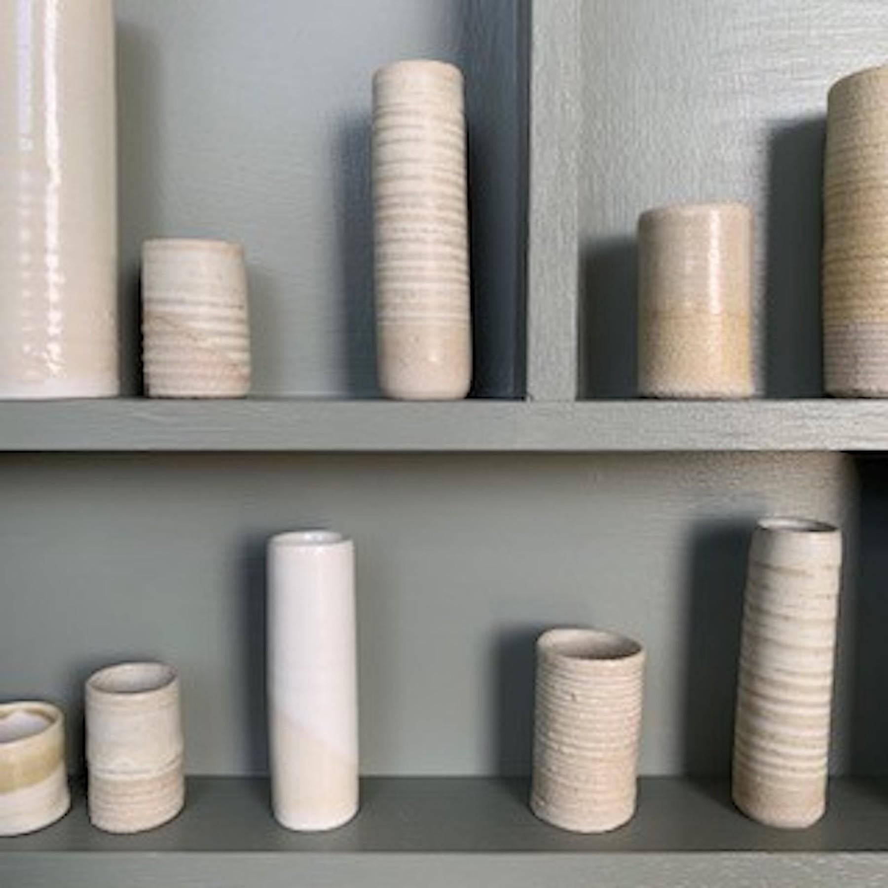 Cadre de pot en céramique et porcelaine d'Emma Bell - Pièce d'installation.
Emma Bell déclare : 