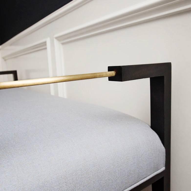 La panca Emma è il nostro pezzo più versatile. Posizionato alla fine di un letto, in un ingresso, davanti al camino, è perfettamente proporzionato per qualsiasi punto della casa. Una rivisitazione moderna di una semplice Silhouette. Nella foto,