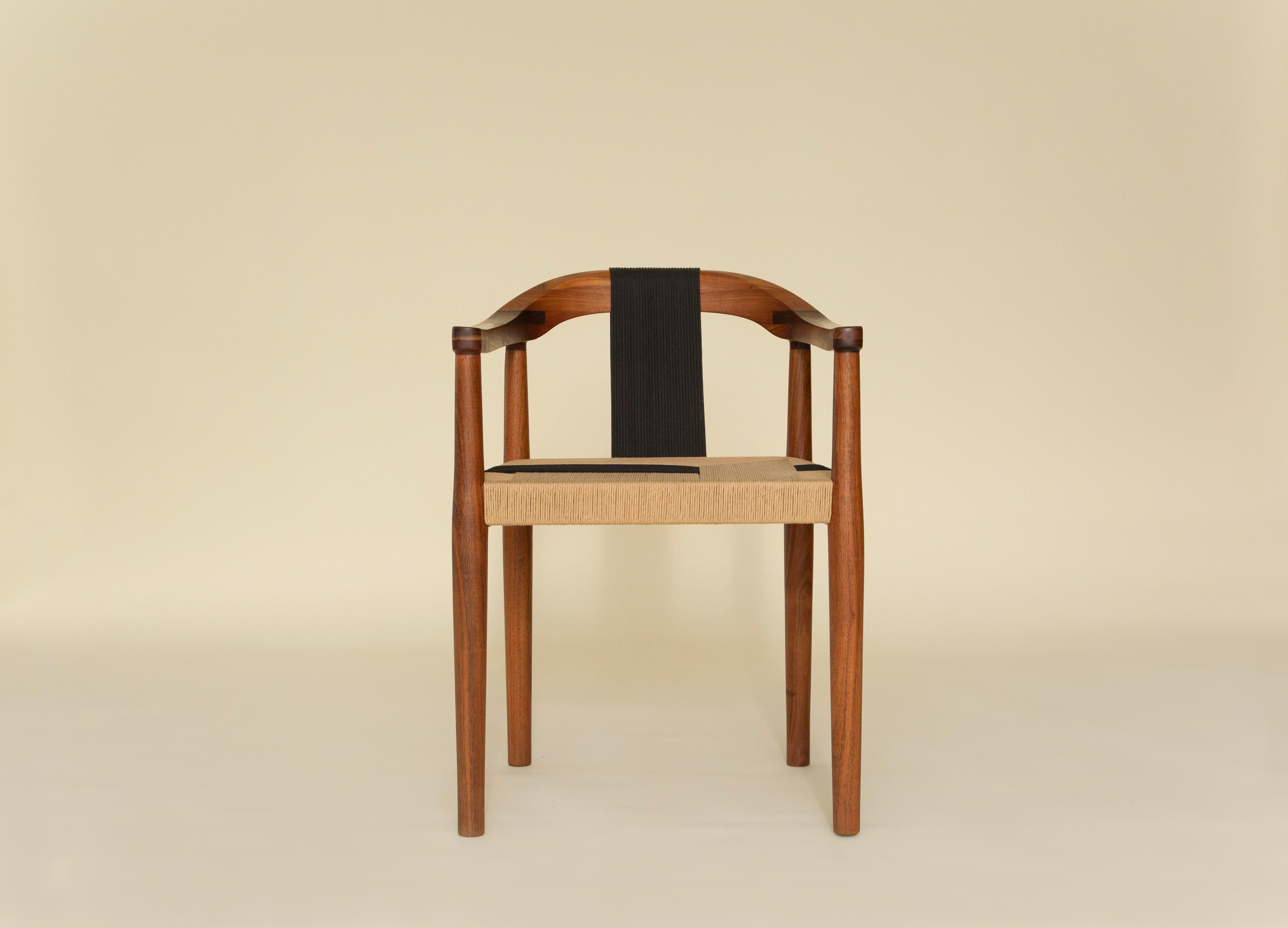 Der mit Präzision und Sorgfalt gefertigte Stuhl Emma ist ein Zeugnis des reichen Erbes mexikanischer Handwerkskunst. Jeder Stuhl ist ein einzigartiges Kunstwerk, in dem sich die geschickten Hände widerspiegeln, die die altehrwürdigen Techniken zum