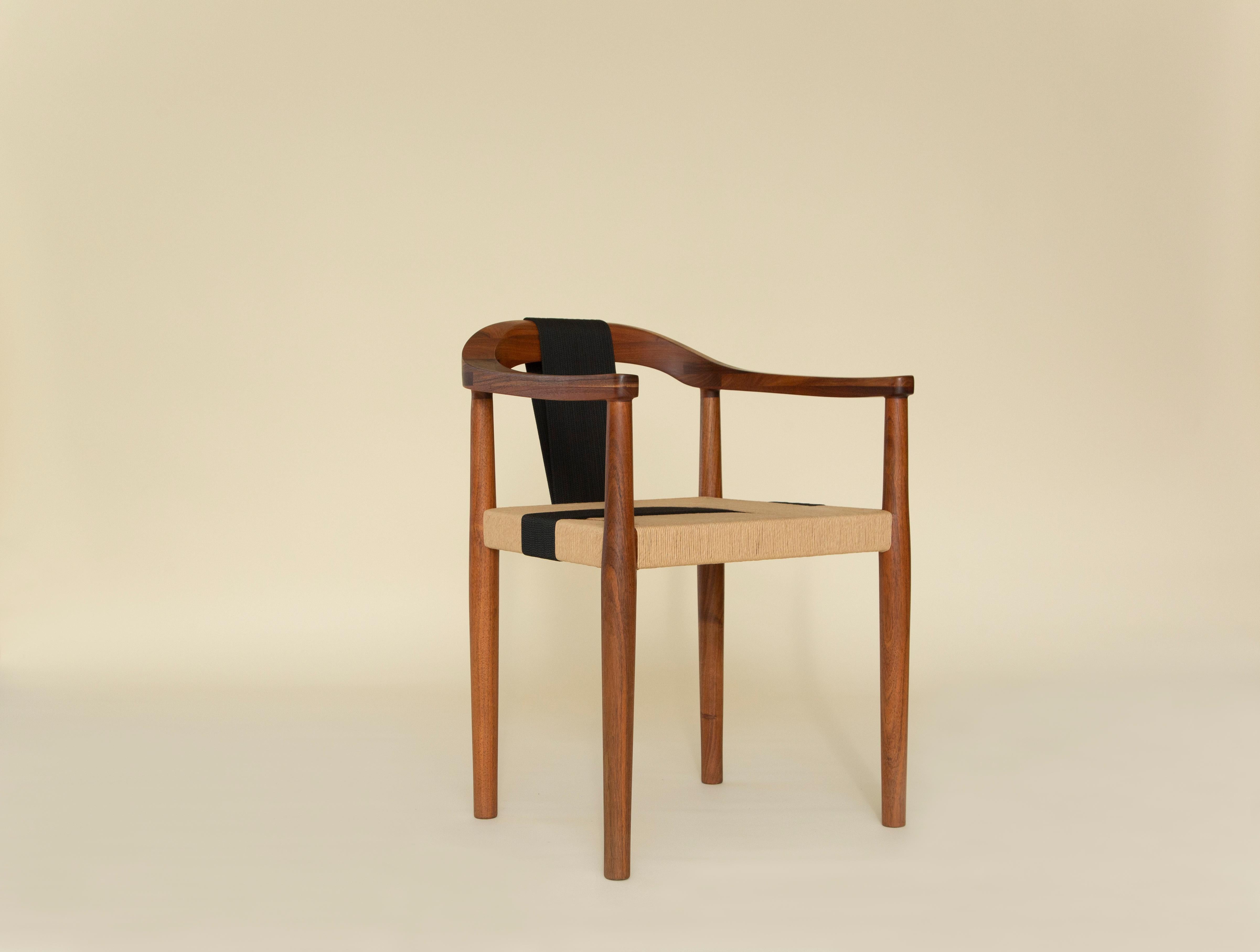 Emma-Stuhl aus Tzalam-Holz und Papierkordelgeflecht von Tana Karei (Moderne der Mitte des Jahrhunderts) im Angebot