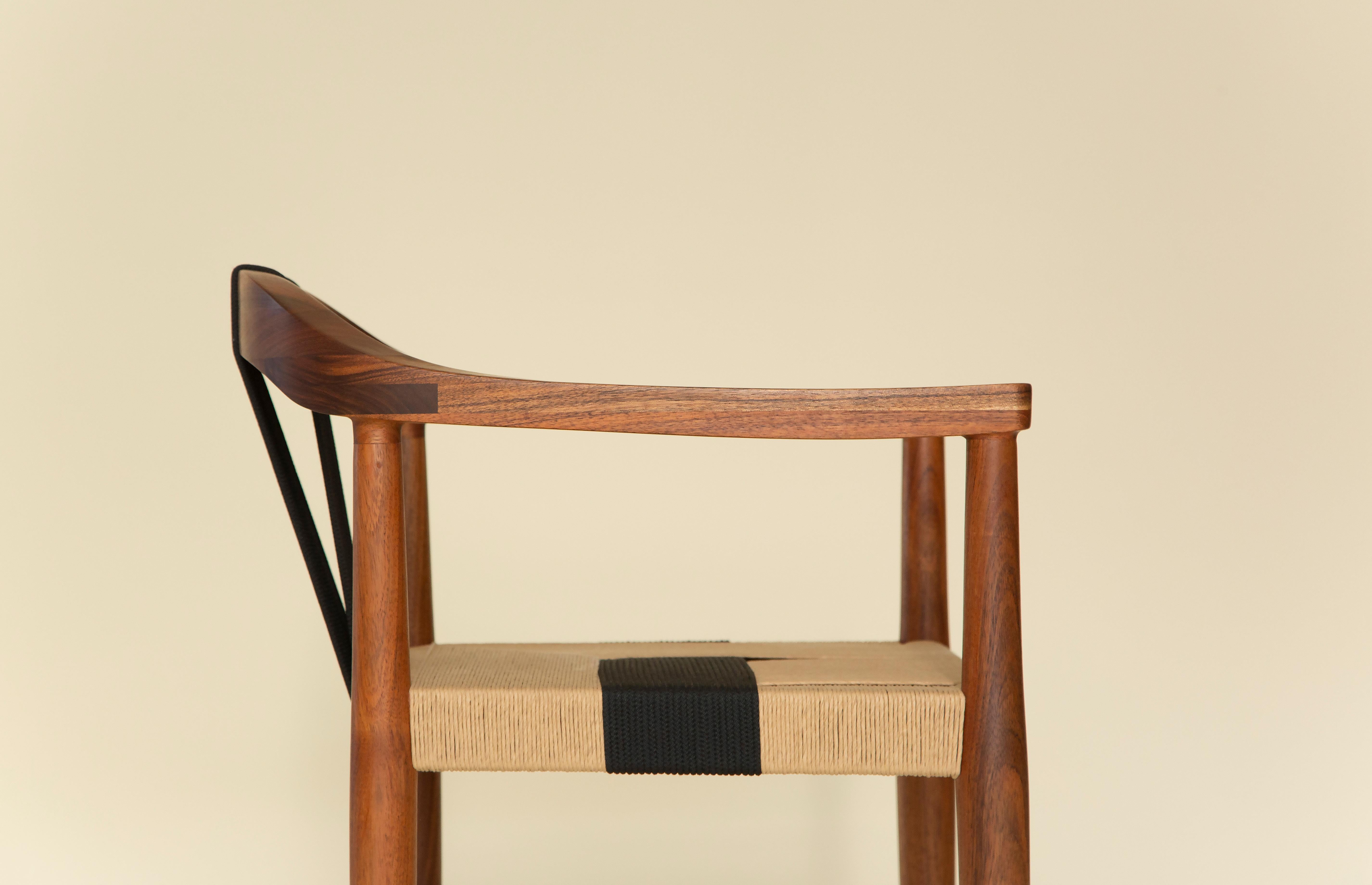Emma-Stuhl aus Tzalam-Holz und Papierkordelgeflecht von Tana Karei (Mexikanisch) im Angebot