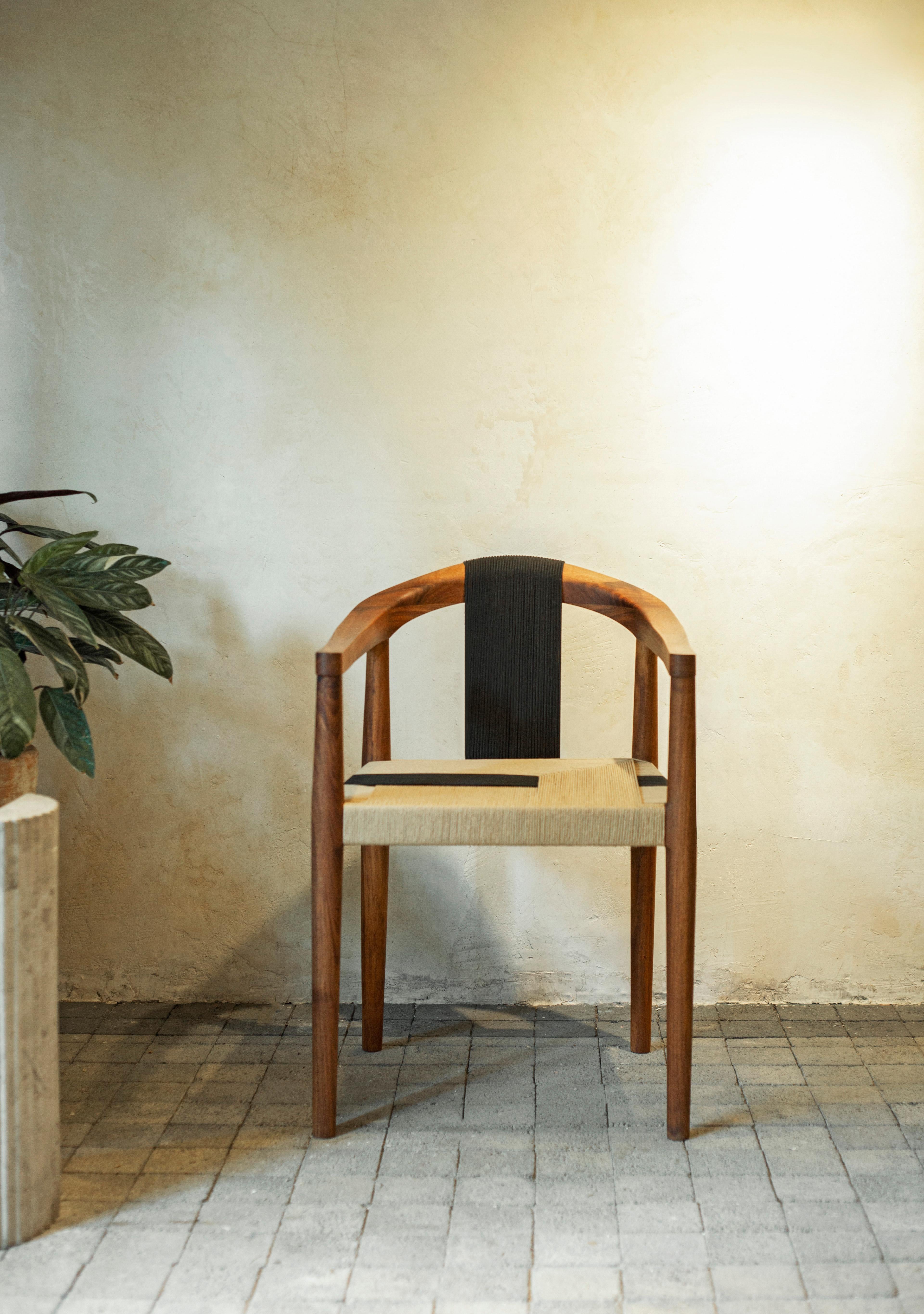 Emma-Stuhl aus Tzalam-Holz und Papierkordelgeflecht von Tana Karei (Nylon) im Angebot