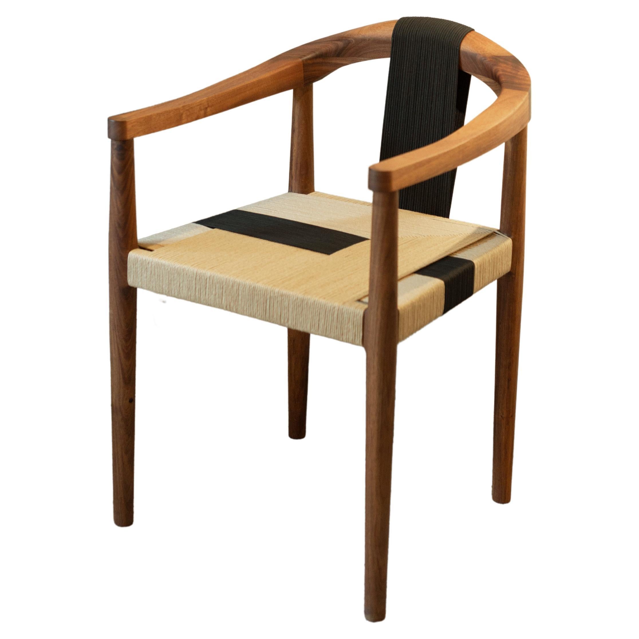 Emma-Stuhl aus Tzalam-Holz und Papierkordelgeflecht von Tana Karei im Angebot