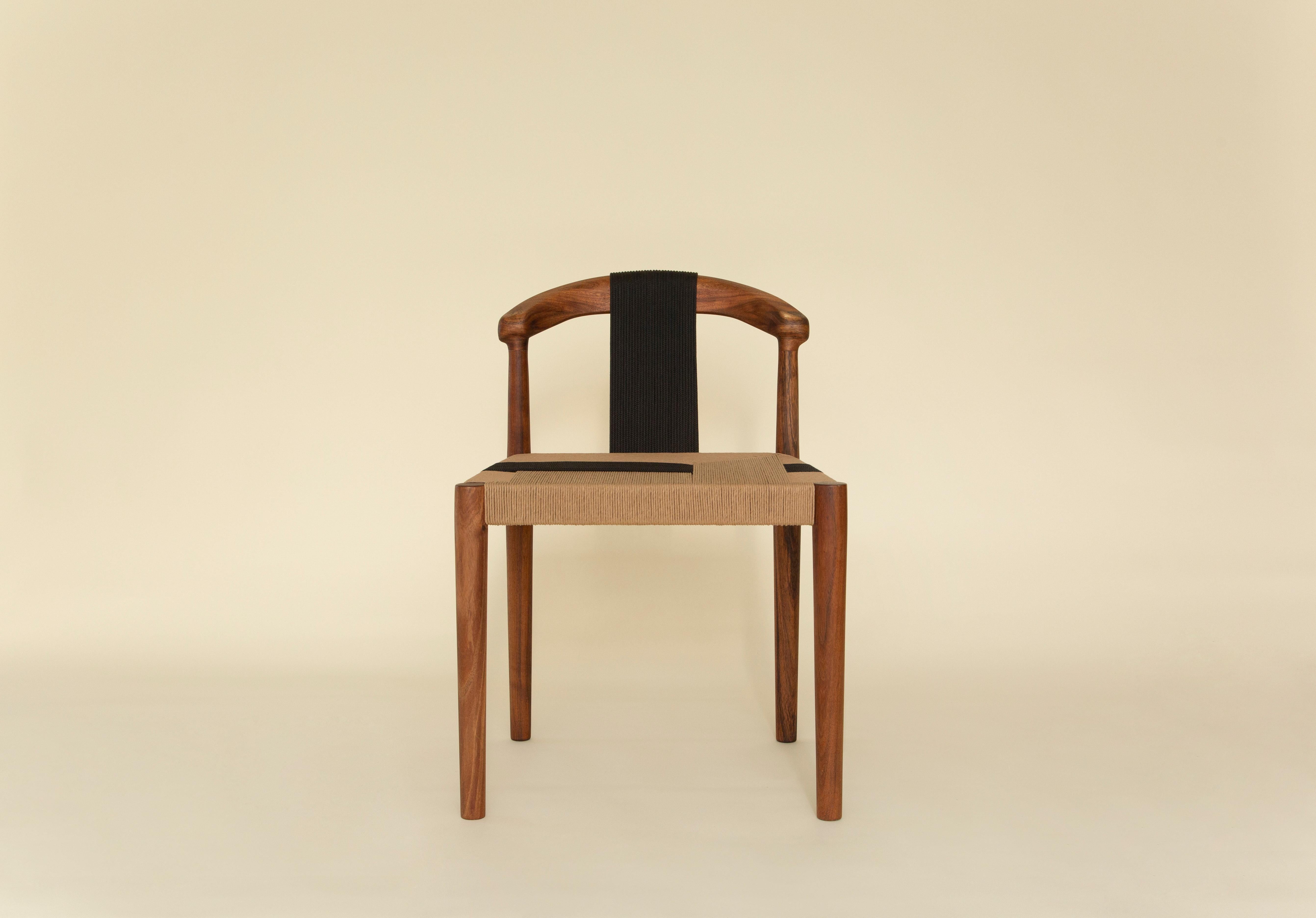 Elaborada con precisión y cuidado, la silla Emma es un testimonio de la rica herencia de la artesanía mexicana. Cada silla es una obra de arte única, que muestra las hábiles manos que le dan vida mediante técnicas consagradas.

Experimenta un nuevo