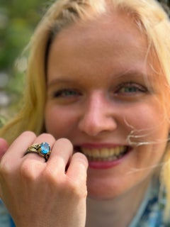 Anello da cocktail in oro 18 carati e argento con topazio blu da 8k, diamanti e tsavorite di Emma Chapman