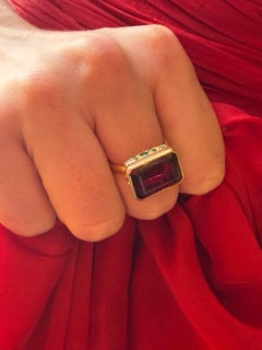 Emma Chapman Anello da cocktail con smeraldo rubellite da 9,85 carati in oro giallo 18 carati