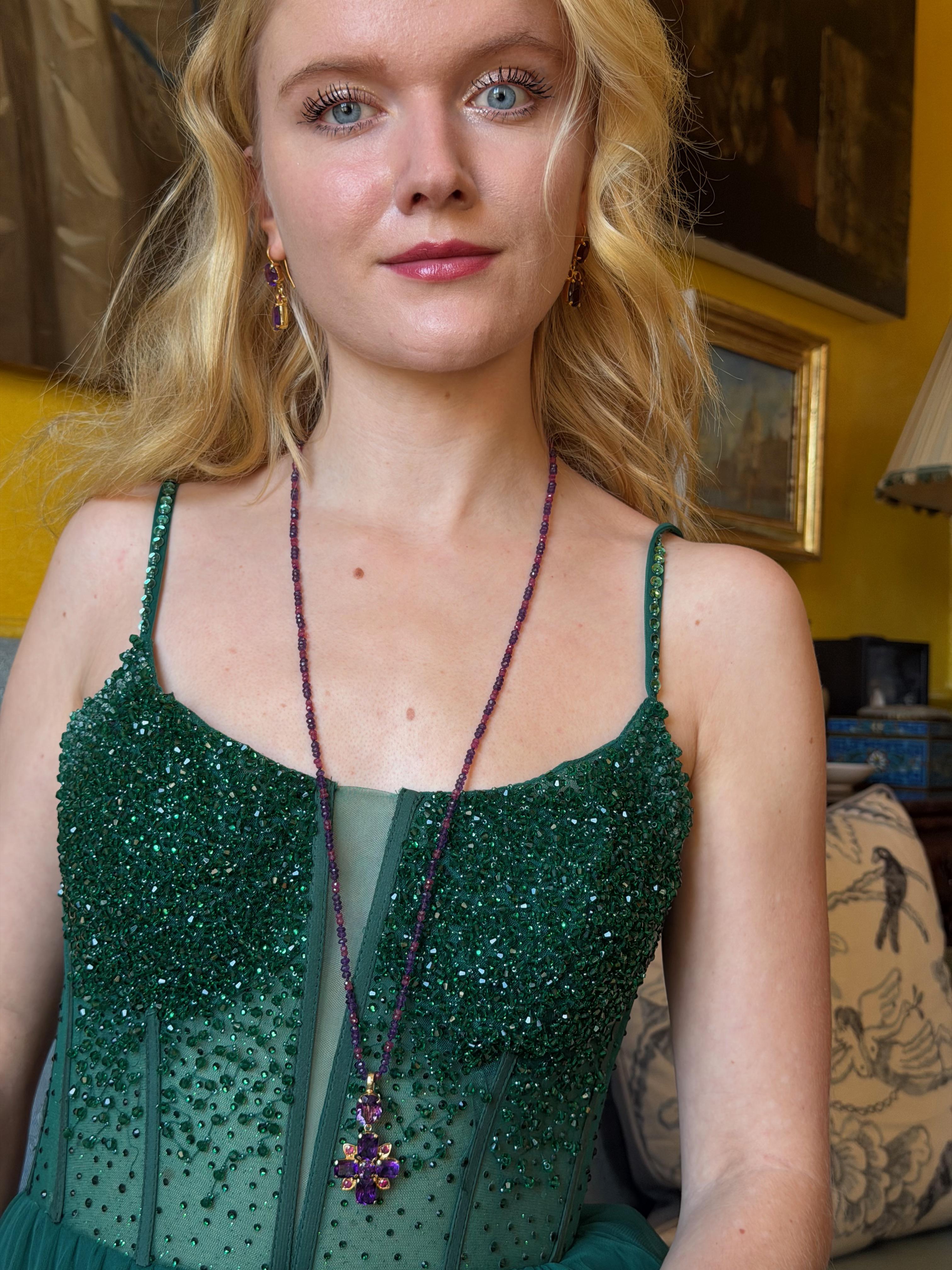 Ciondolo a forma di croce in oro con ametista e rubino In condizioni Nuovo in vendita a Frome, Somerset