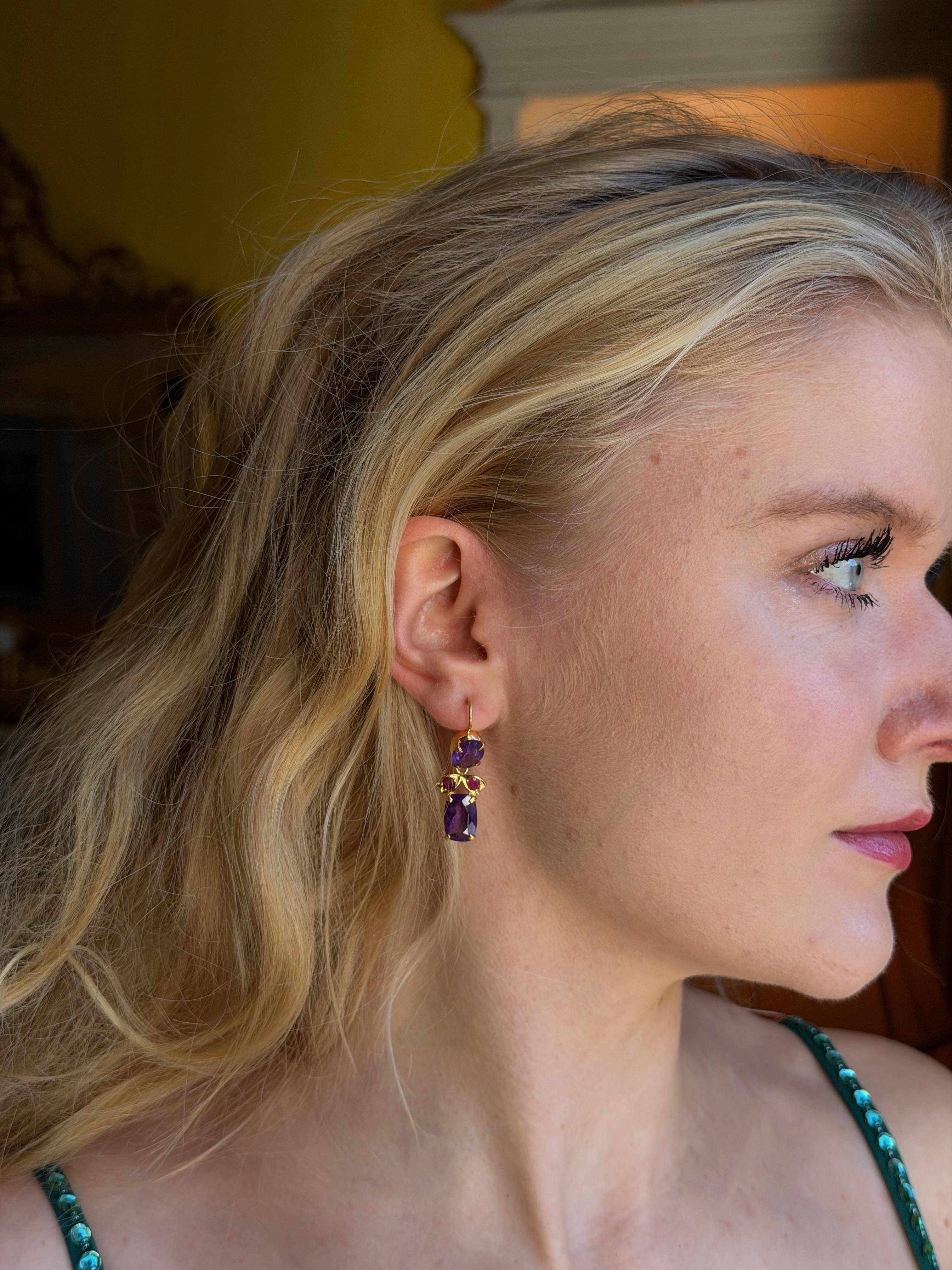 Pendants d'oreilles en plaqué or avec améthyste et rubis Neuf - En vente à Frome, Somerset