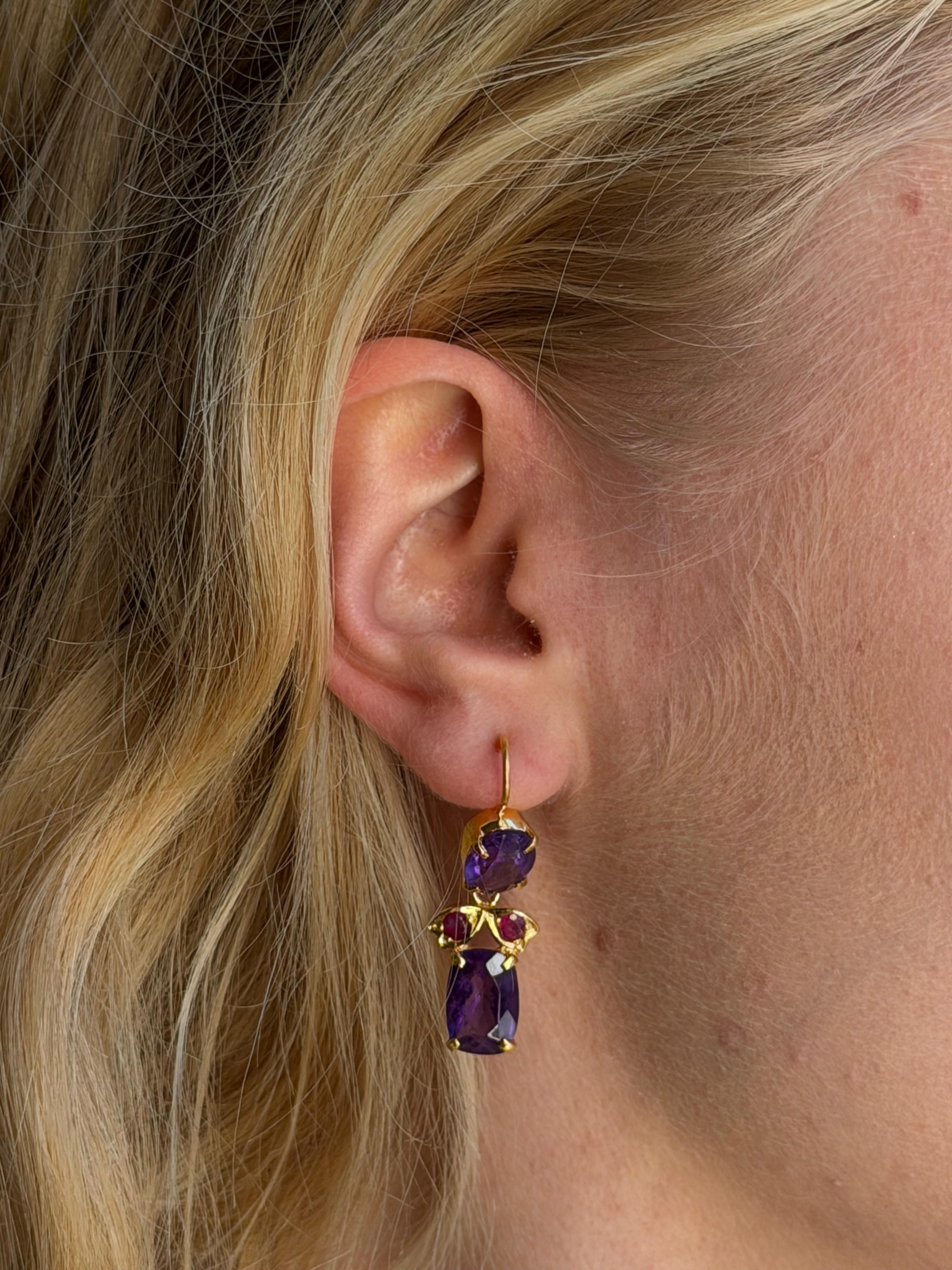 Pendants d'oreilles en plaqué or avec améthyste et rubis Pour femmes en vente