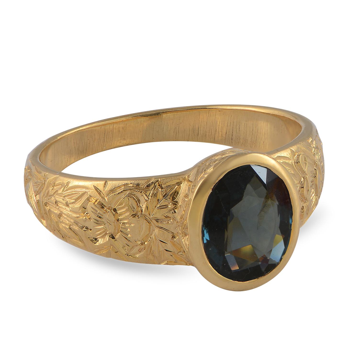 

Cette superbe bague unique en son genre Emma Chapman Blue Spinel 18 Karat  Bague de fiançailles en or, a été réalisée à la main dans nos ateliers. Elle est ornée d'un spinelle bleu, serti dans de l'or 18 carats, avec un exquis travail d'art moghol