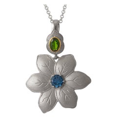 Diopside Pendentif à fleur en or 18 carats et argent avec topaze bleue et chrome