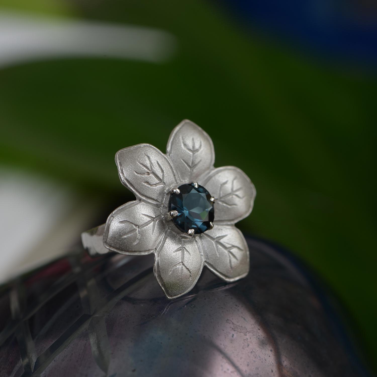  Blue Topaz Silver Flower Cocktail Ring In New Condition For Sale In Frome, Somerset