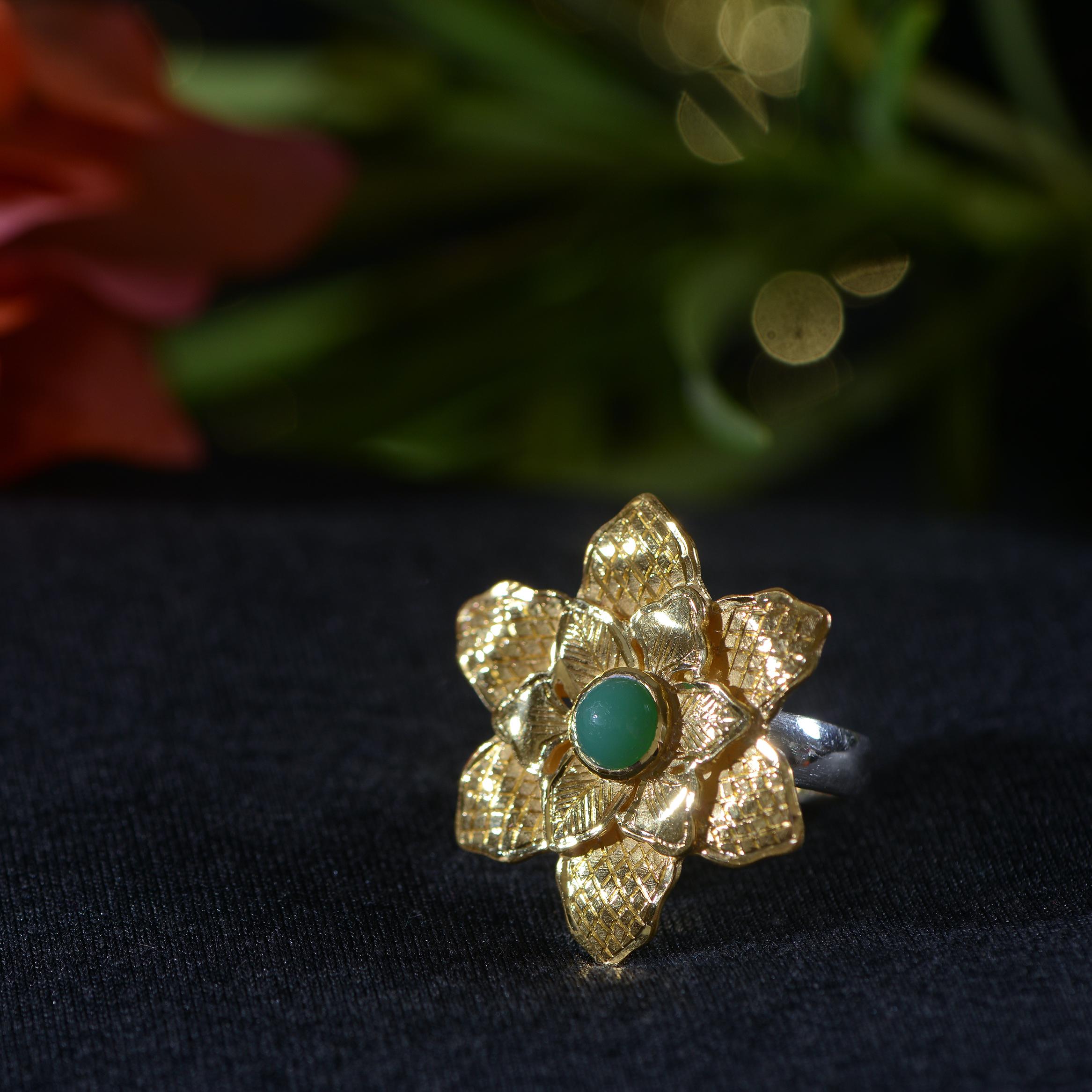Statement-Blumenring mit Chrysopras in Goldblech (Zeitgenössisch) im Angebot