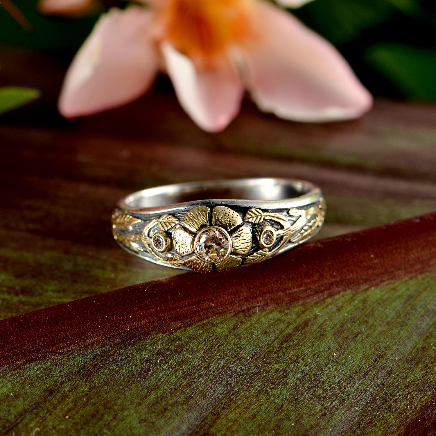 Taille émeraude Bague de fiançailles en or jaune 18k avec fleurs et diamants Emma Chapman en vente