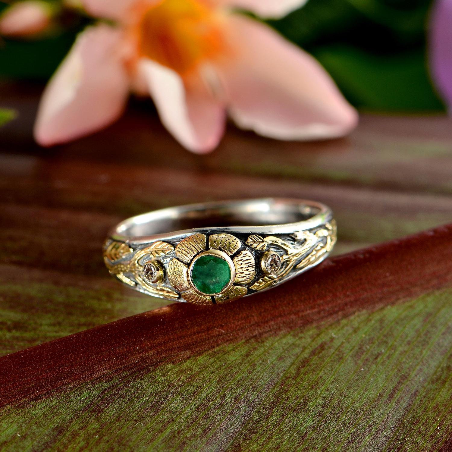 Contemporain Emma Chapman Bague florale en or jaune 18k et argent avec émeraude et diamant en vente