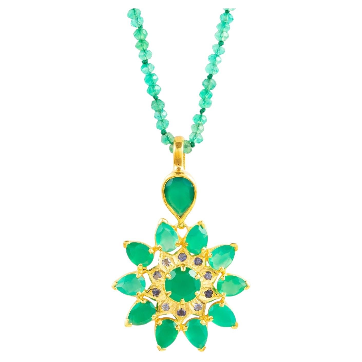 Collier à pendentif étoile en onyx vert et iolite fait main par Emma Chapman, nouveau en vente