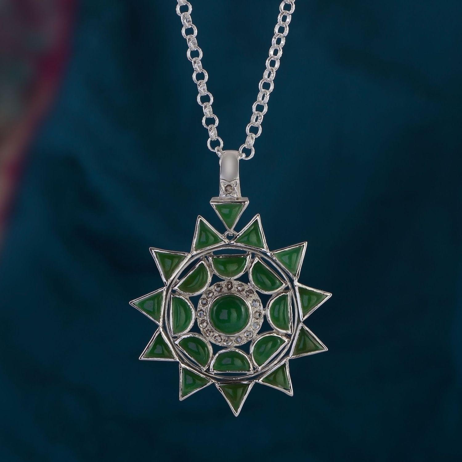 Il  Il ciondolo con stella in argento e diamanti di giada è stato realizzato a mano nei nostri laboratori. Realizzato in argento sterling, abbiamo tagliato a mano la giada in forme che ricordano il sole, la luna e le stelle e l'abbiamo incastonata