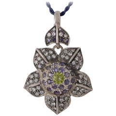 Pendentif fleur en pierre de lune, péridot et iolite
