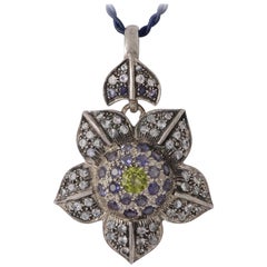  Pendentif fleur en pierre de lune, péridot et iolite