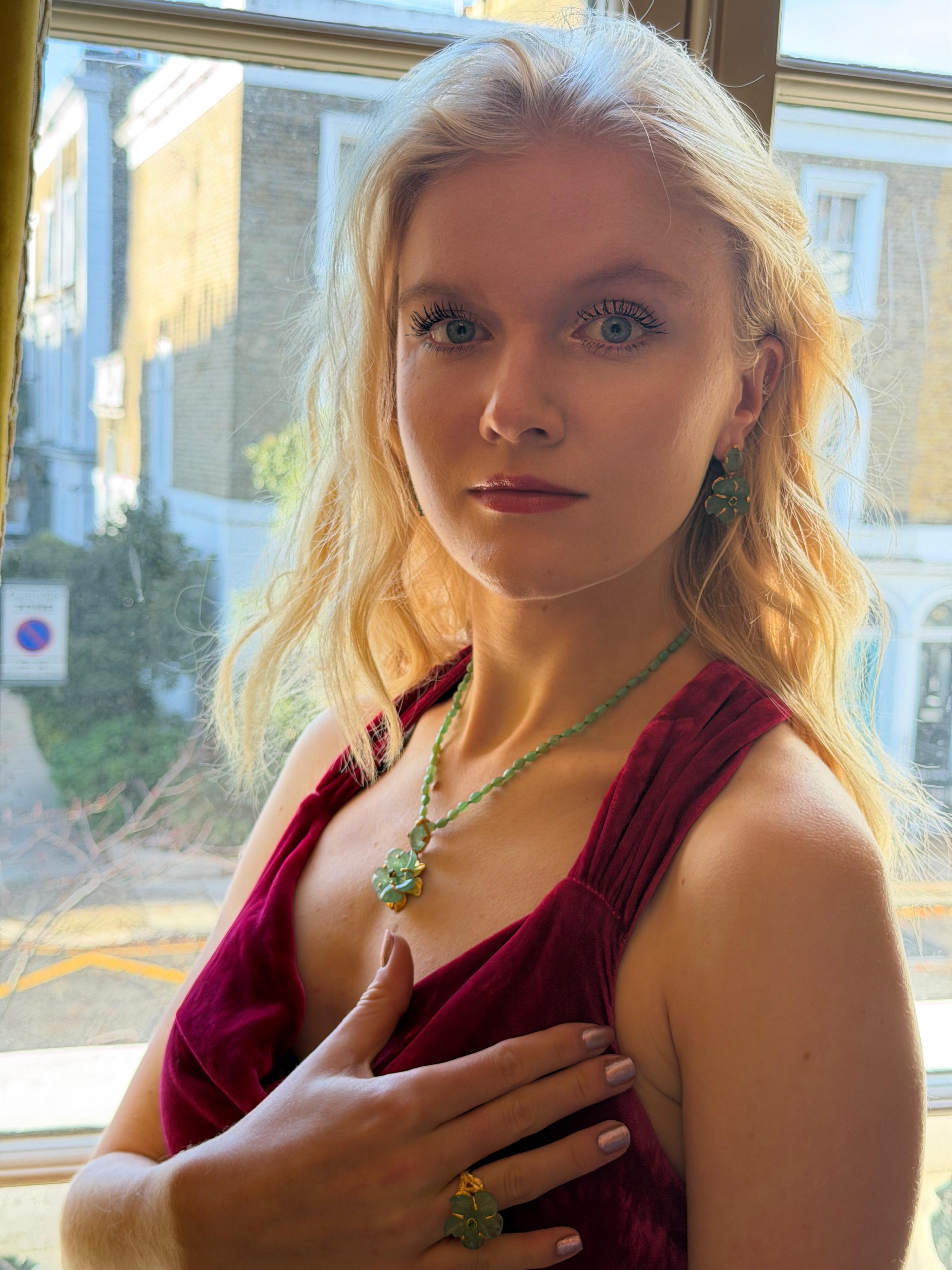 Boucles d'oreilles fleurs en plaqué or Onxy, sculptées à la main Pour femmes en vente