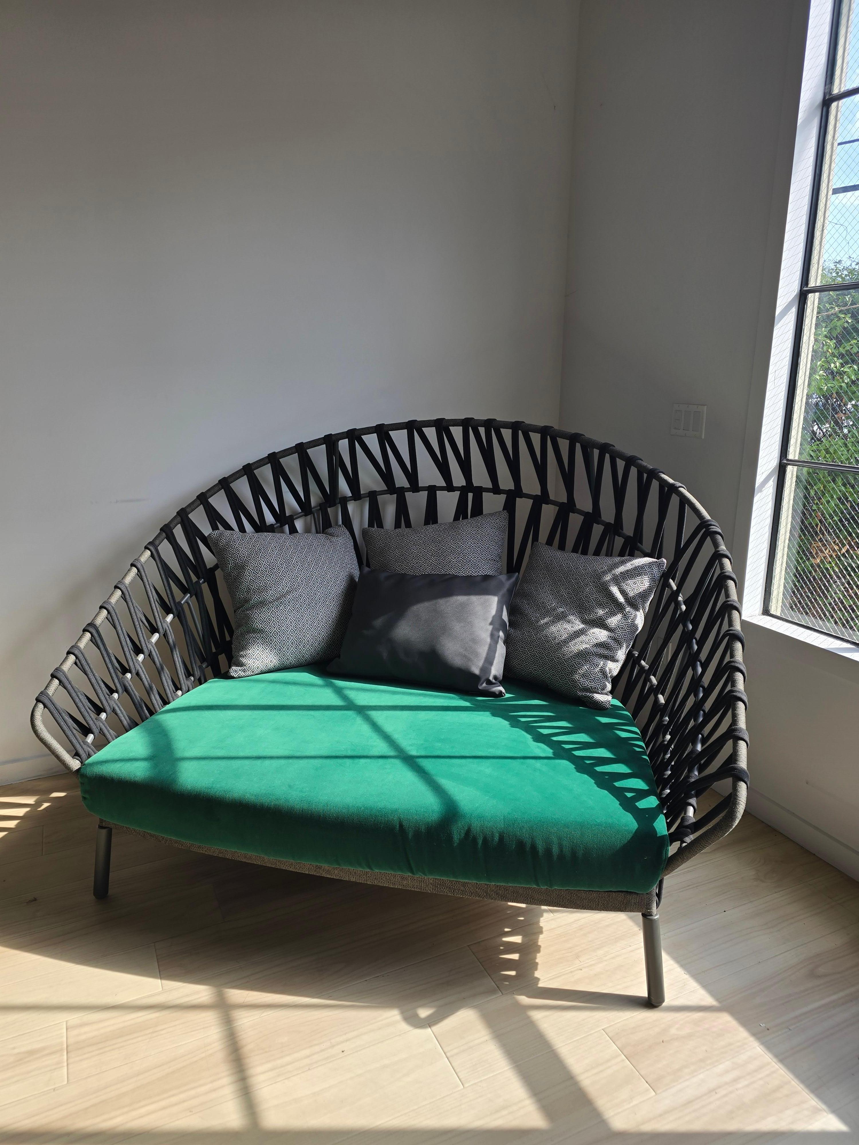 Sillón comedor Emma Cross diseño Monica Armani

Inspirado en la corola de una flor, el Daybed Emma Cross tiene un diseño envolvente, que acoge y relaja.
La banda de tejido acrílico se superpone al tejido de cuerda que recubre el armazón de aluminio,