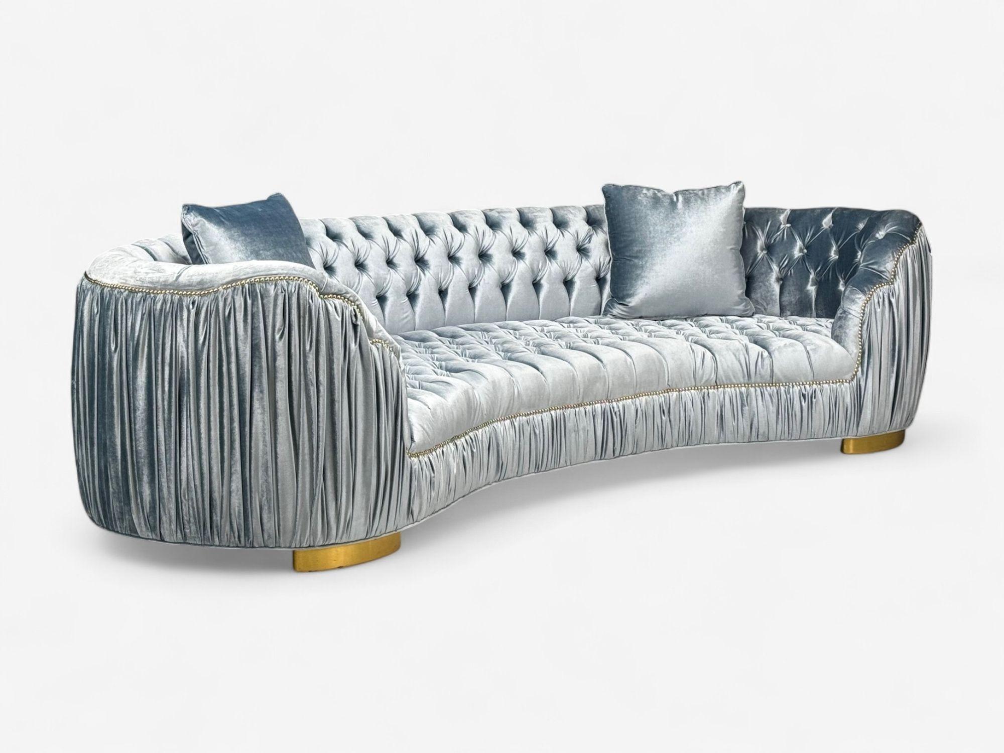 Sofá curvo Emma de Haute House para Neiman Marcus en terciopelo azul bebé

Un monumental sofá curvado 