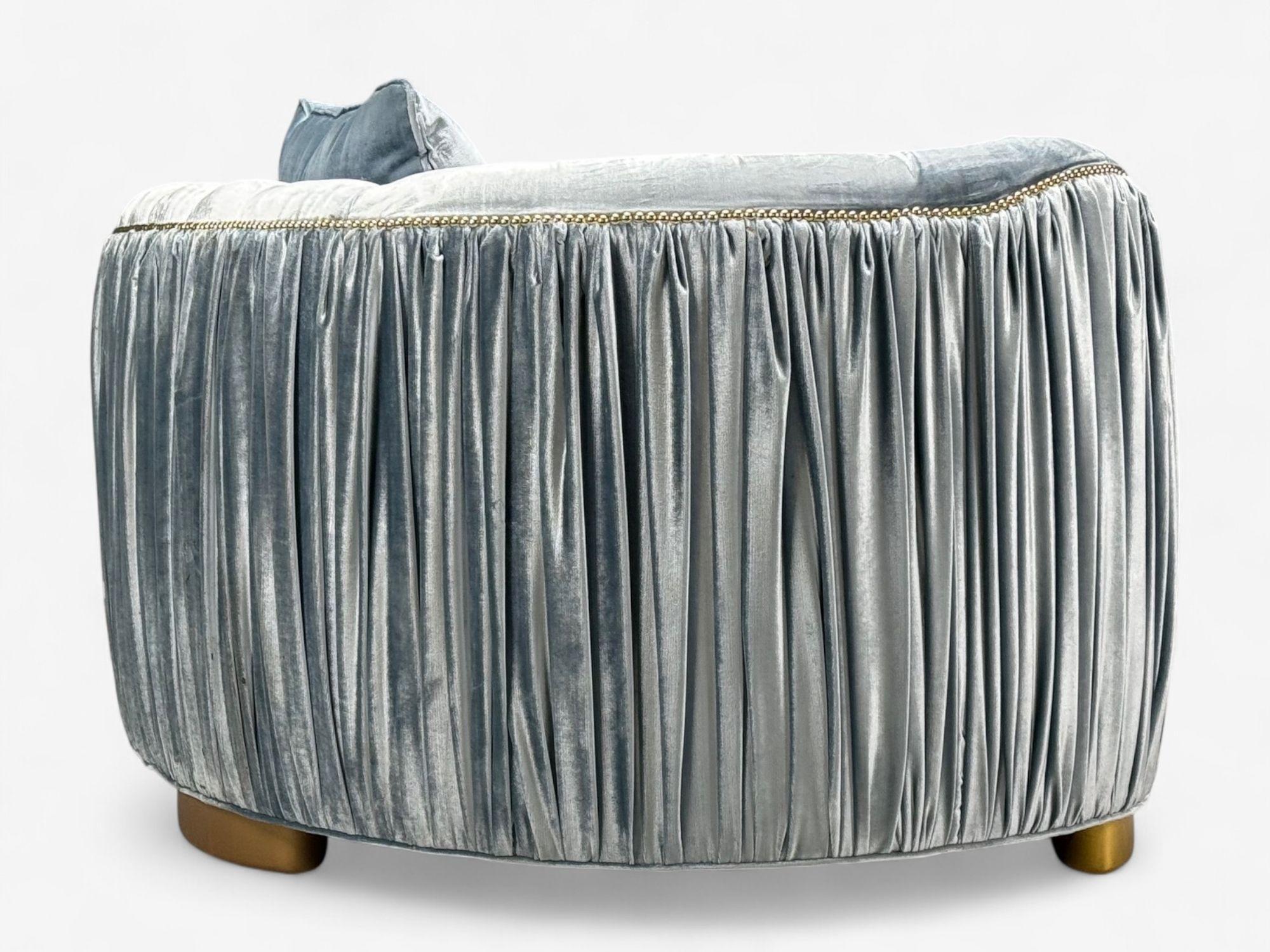 Sofá curvo Emma de Haute House para Neiman Marcus, Madera noble, Terciopelo Siglo XXI y contemporáneo en venta