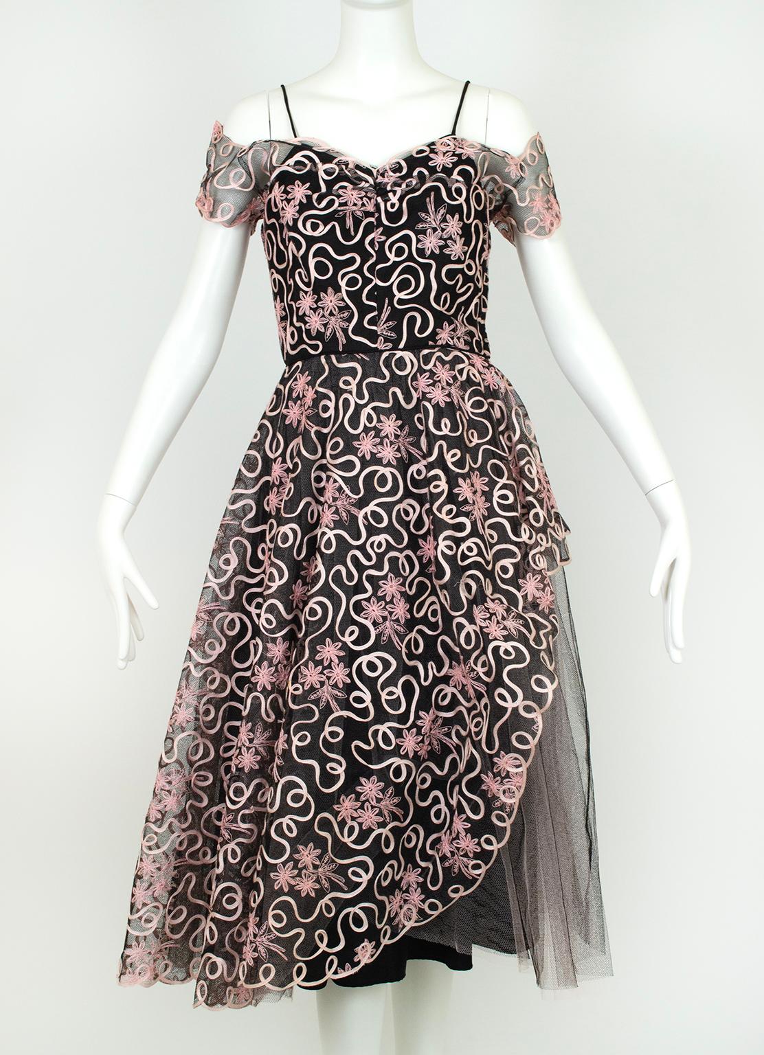 Die Kombination aus Schwarz und Rosa macht dieses Kleid verführerisch und unschuldig zugleich. Es ist mit einem asymmetrischen Schößchen in Minarete-Silhouette