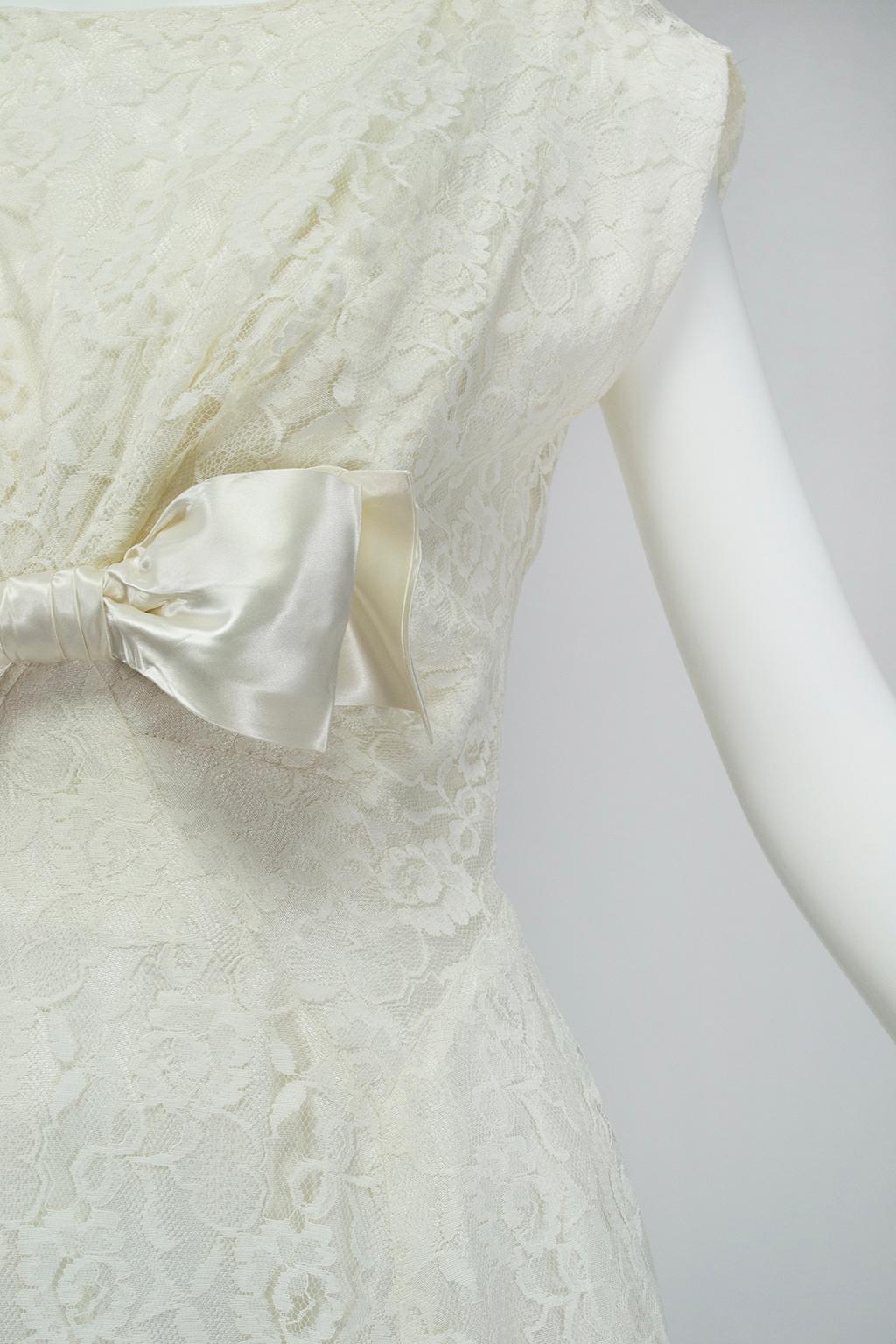 Emma Domb Elfenbeinfarbenes Hochzeitskleid mit Bateau-Ausschnitt und Empire-Schleife in Bodenlänge - S, 1950er Jahre im Angebot 1