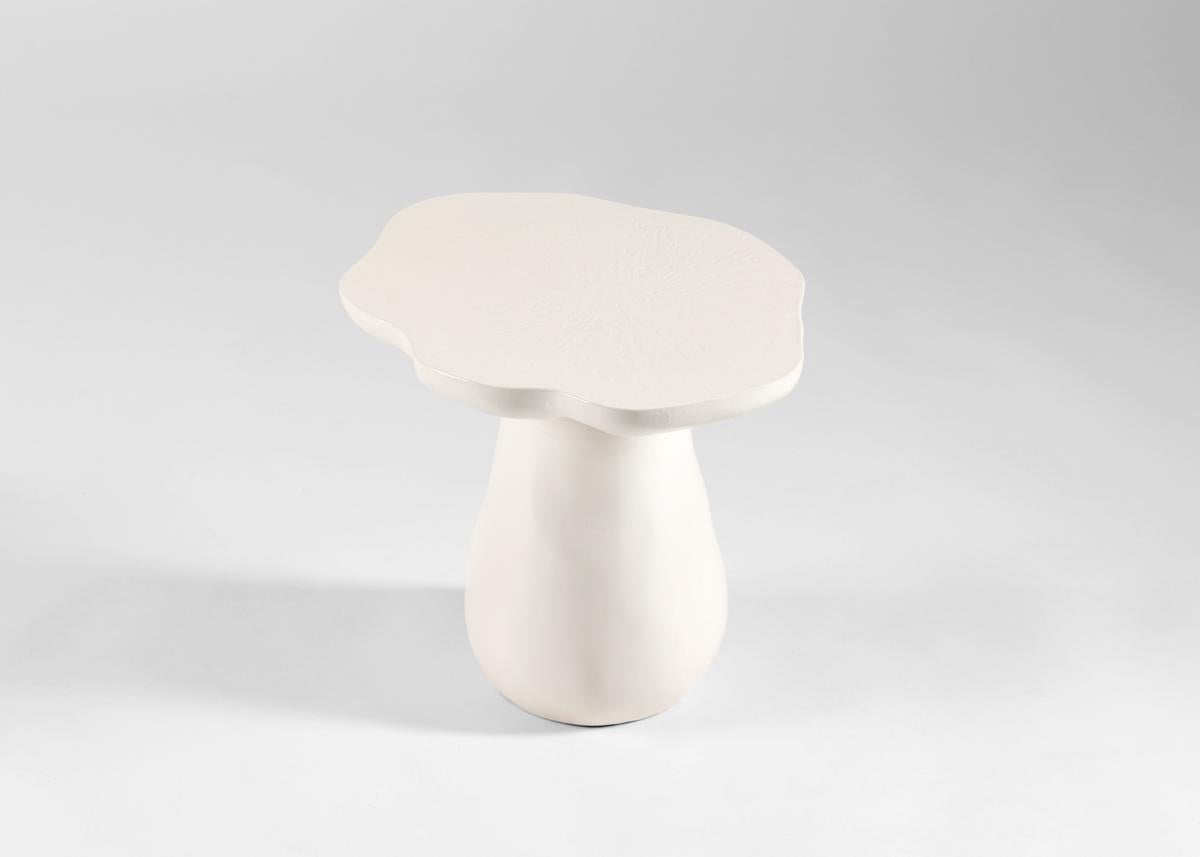 Emma Donnersberg, Beistelltisch mit Pilzmotiv aus glasierter Keramik, Frankreich, 2022 (Glasiert) im Angebot