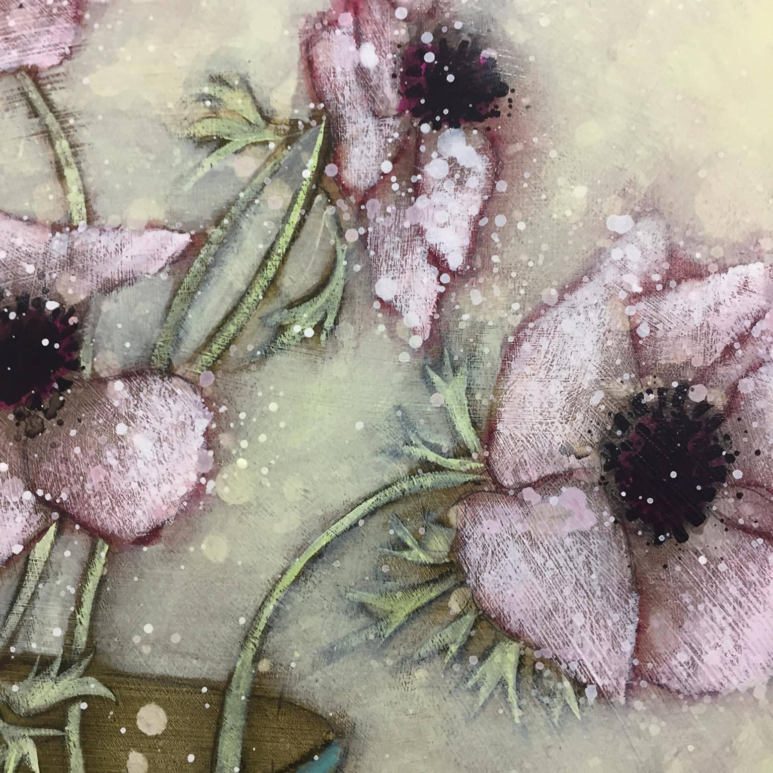 Anémonas celestiales - Still-Life Painting Gris de Emma Forrester